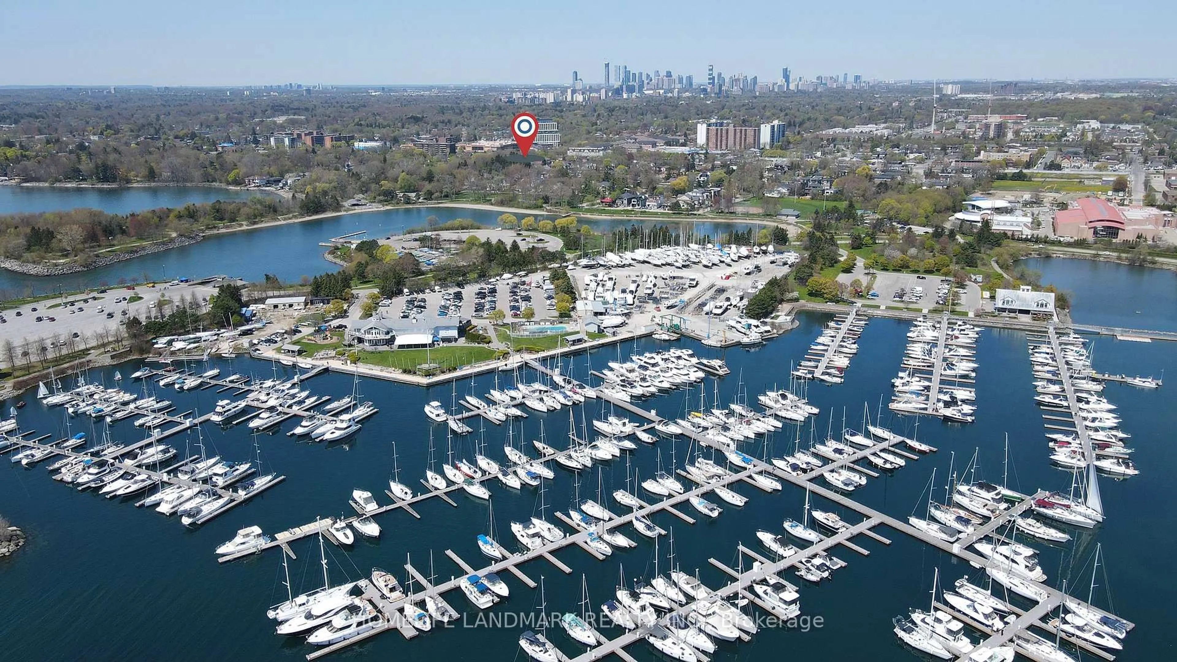 A pic from outside/outdoor area/front of a property/back of a property/a pic from drone, water/lake/river/ocean view for 928 Hampton Cres, Mississauga Ontario L5G 4G3