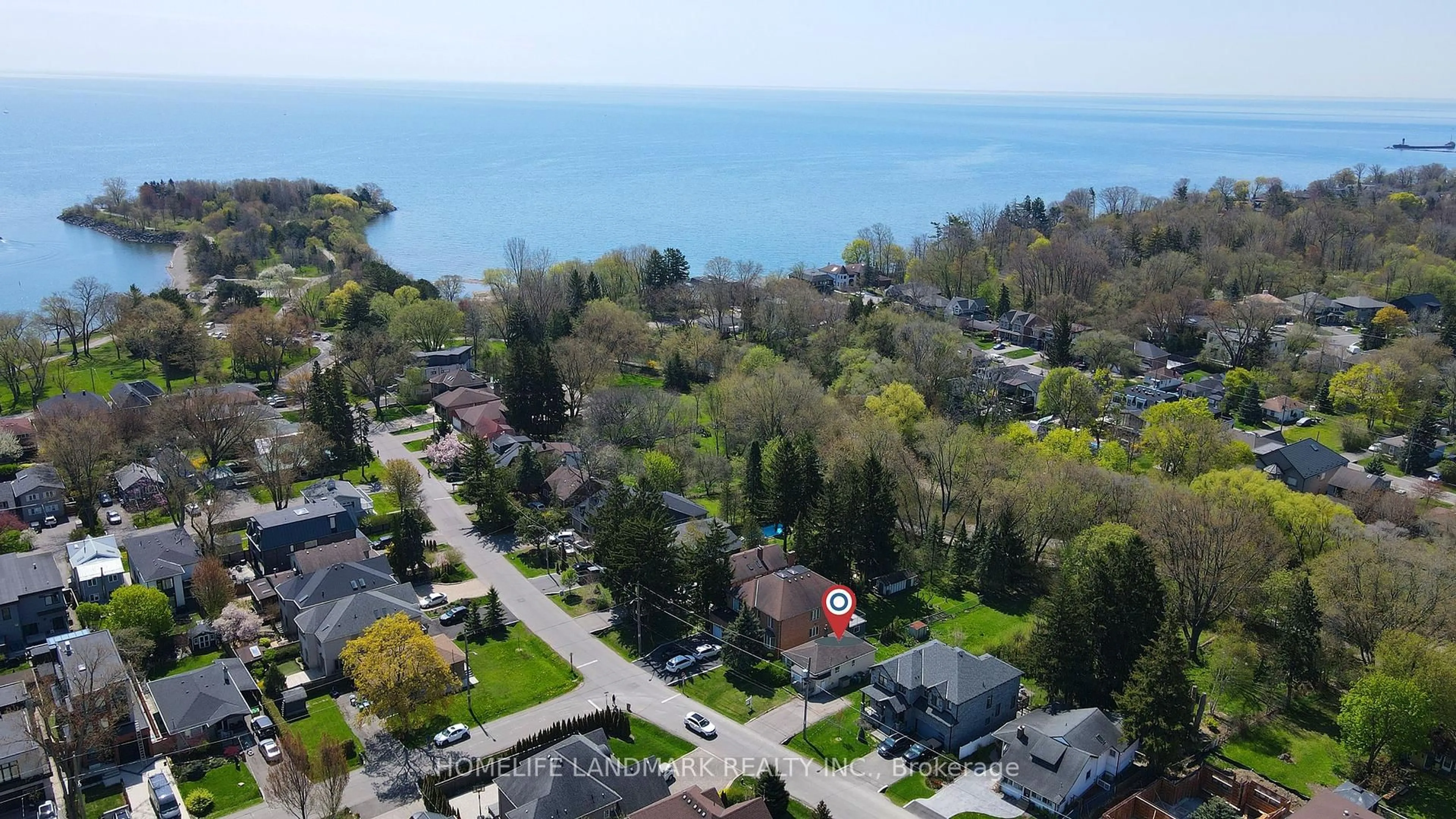 A pic from outside/outdoor area/front of a property/back of a property/a pic from drone, water/lake/river/ocean view for 928 Hampton Cres, Mississauga Ontario L5G 4G3