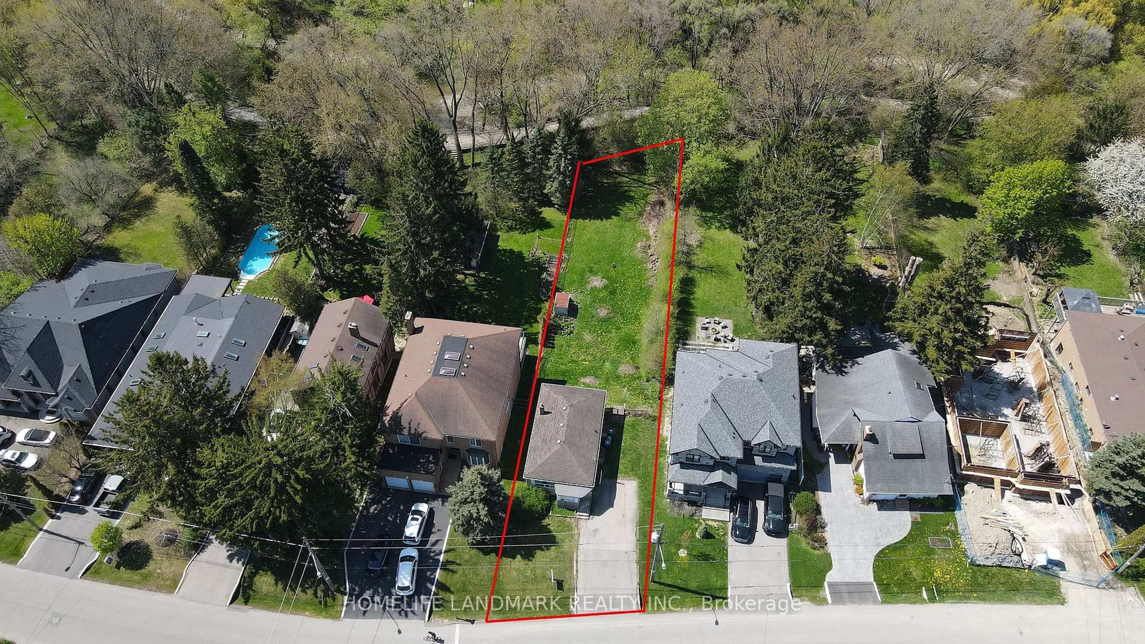 A pic from outside/outdoor area/front of a property/back of a property/a pic from drone, street for 928 Hampton Cres, Mississauga Ontario L5G 4G3