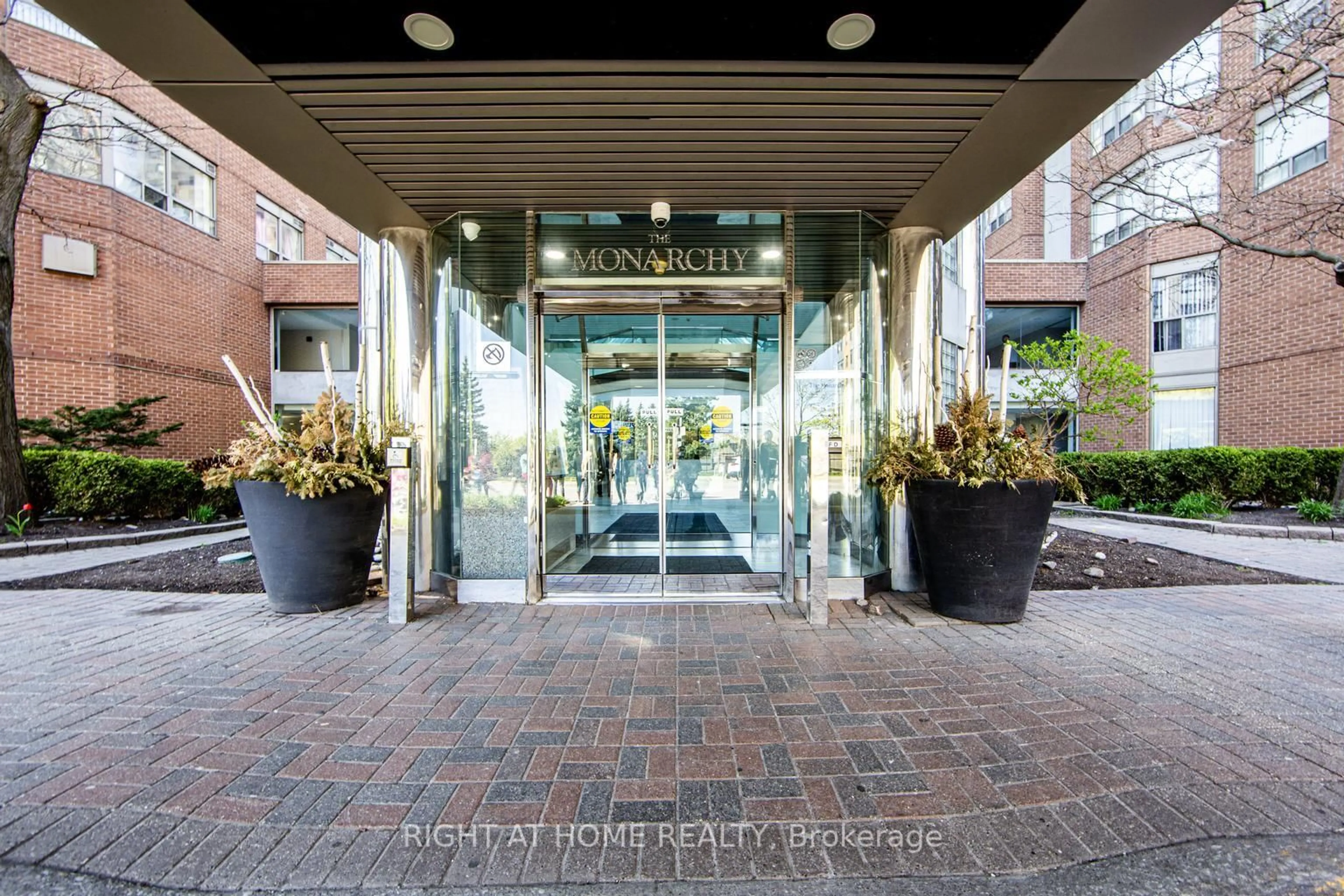 Indoor foyer for 335 Webb Dr #1811, Mississauga Ontario L5B 4A1