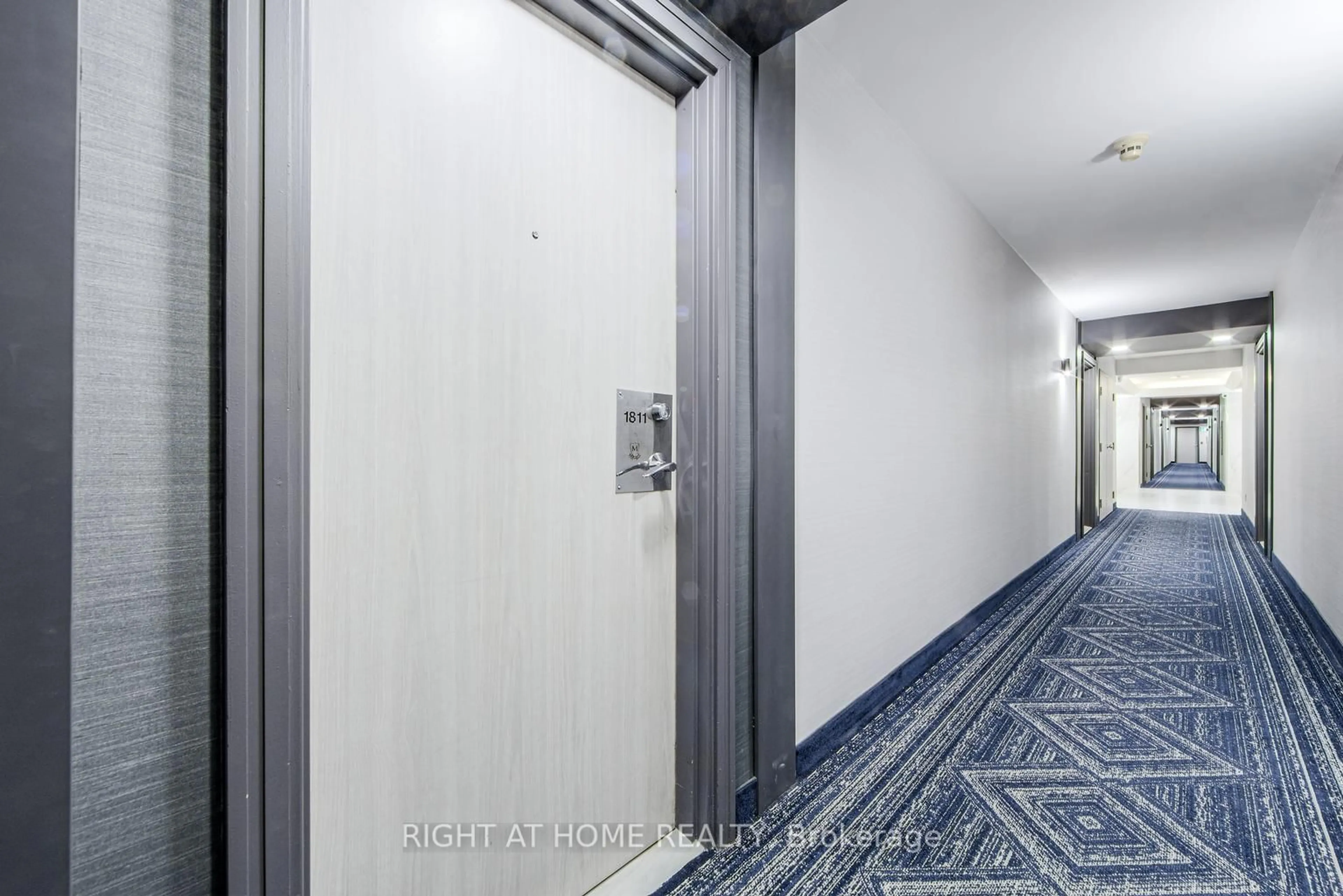 Indoor foyer for 335 Webb Dr #1811, Mississauga Ontario L5B 4A1