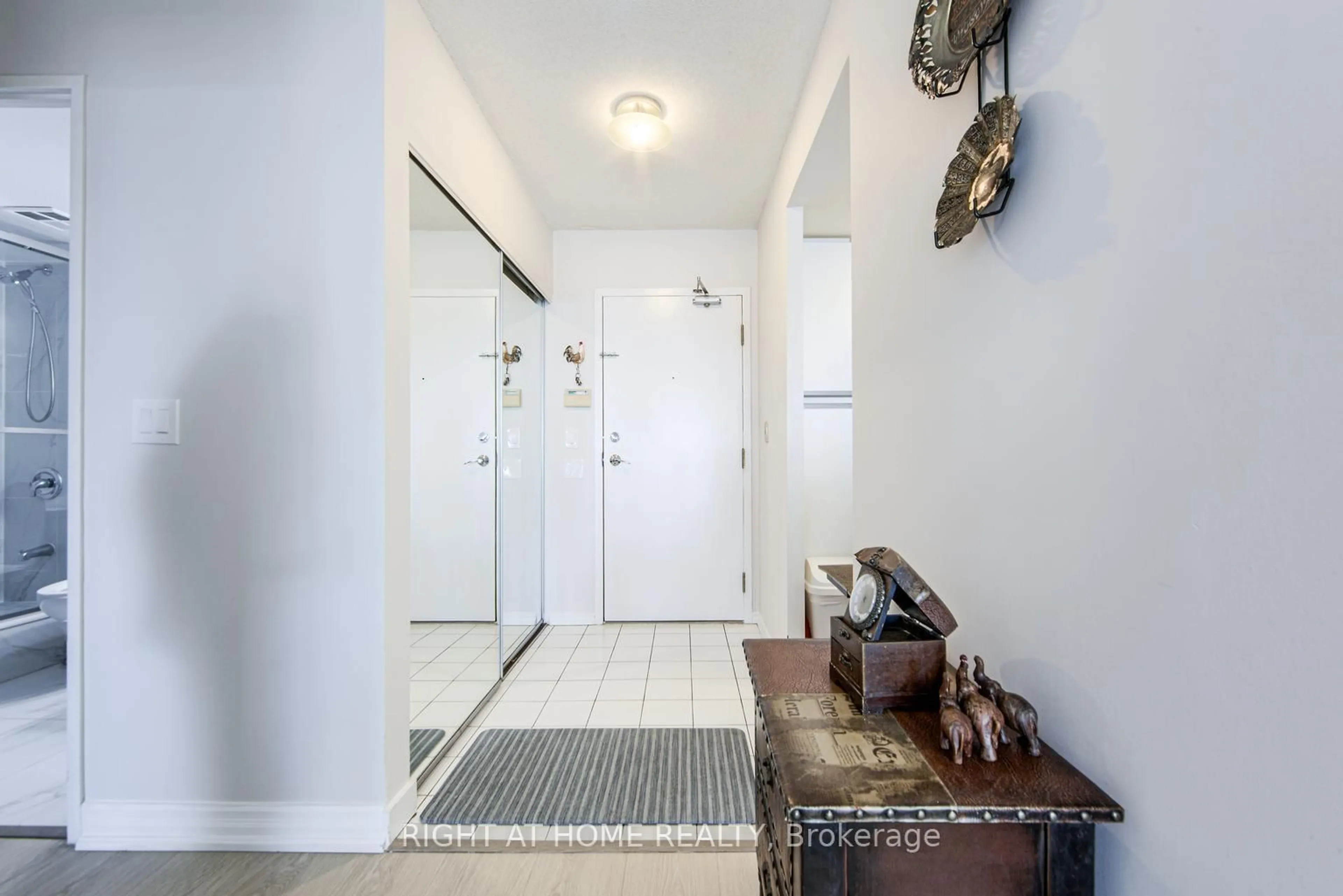 Indoor entryway for 335 Webb Dr #1811, Mississauga Ontario L5B 4A1