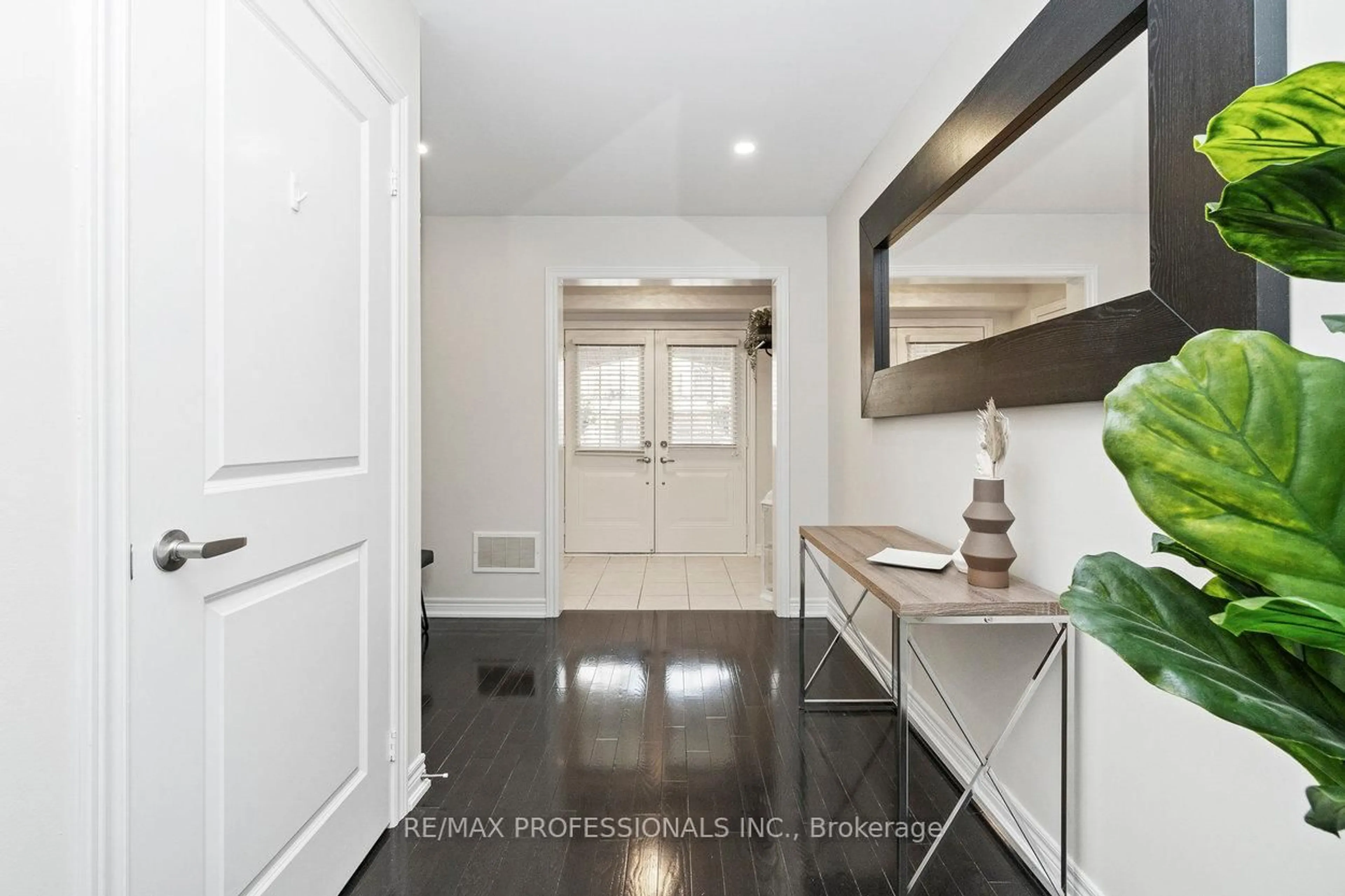 Indoor entryway for 22 Haymarket Dr, Brampton Ontario L7A 5C3
