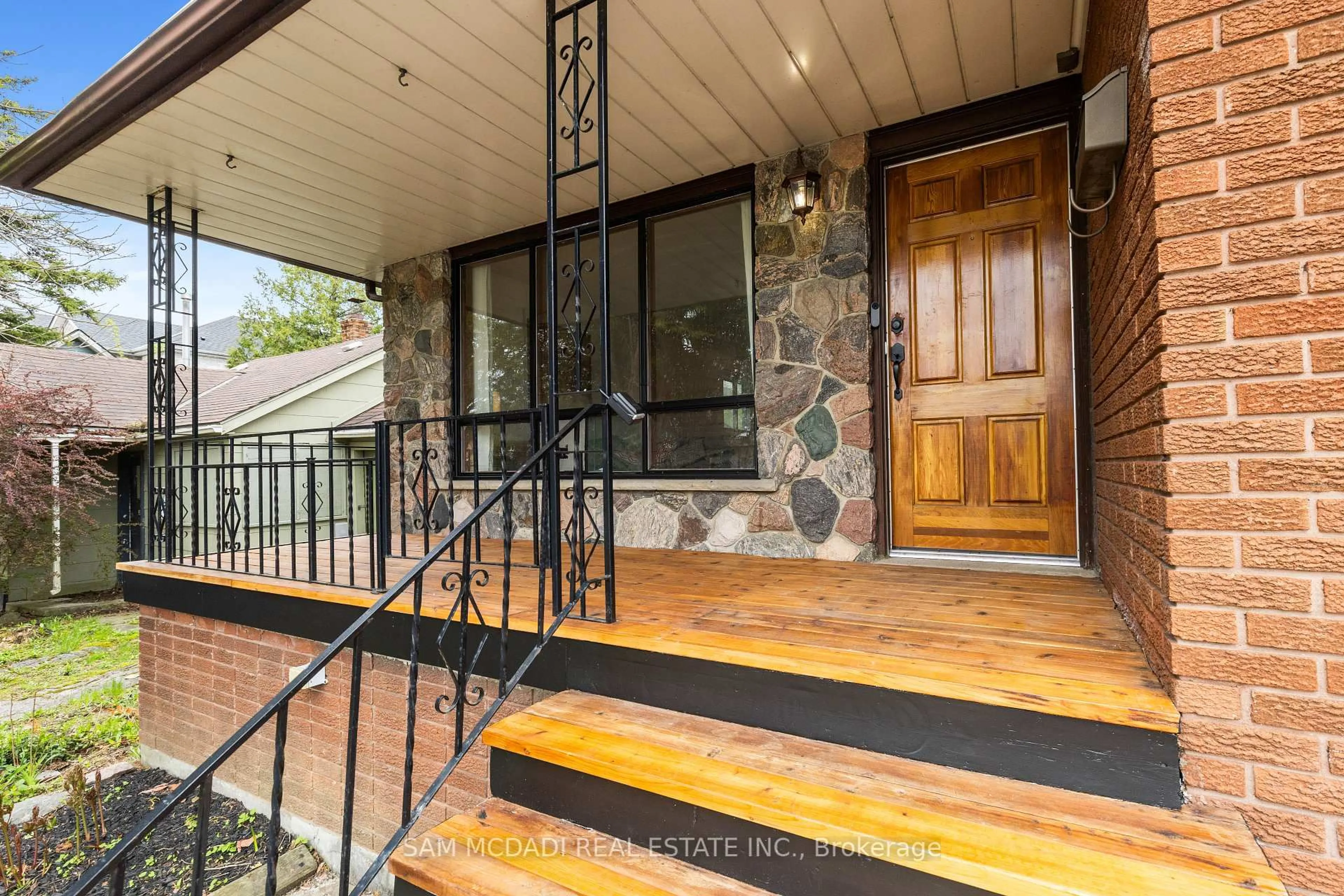 Indoor entryway for 1308 Alexandra Ave, Mississauga Ontario L5E 2A6