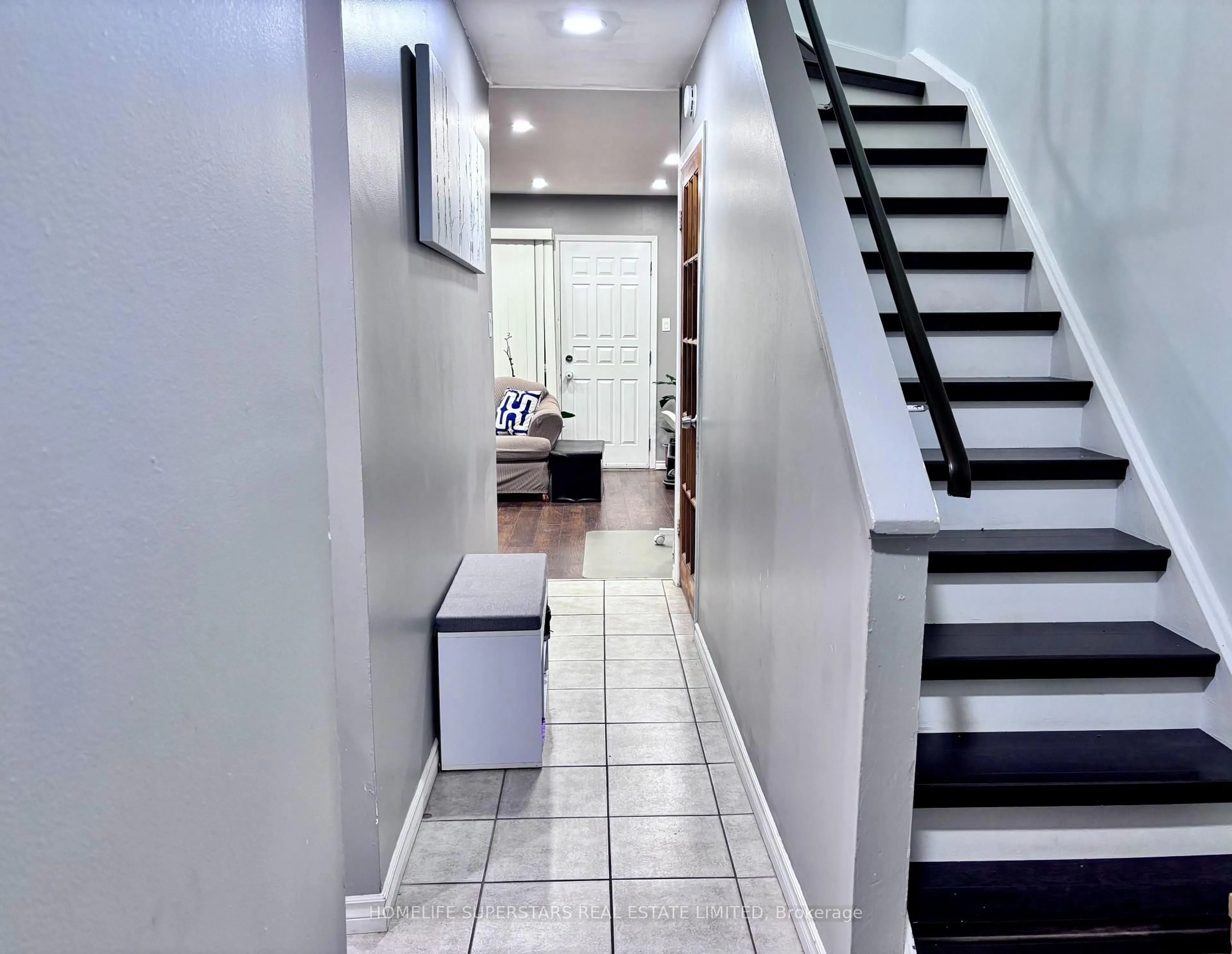 Indoor foyer for 475 Bramalea Rd #65, Brampton Ontario L6T 2X2