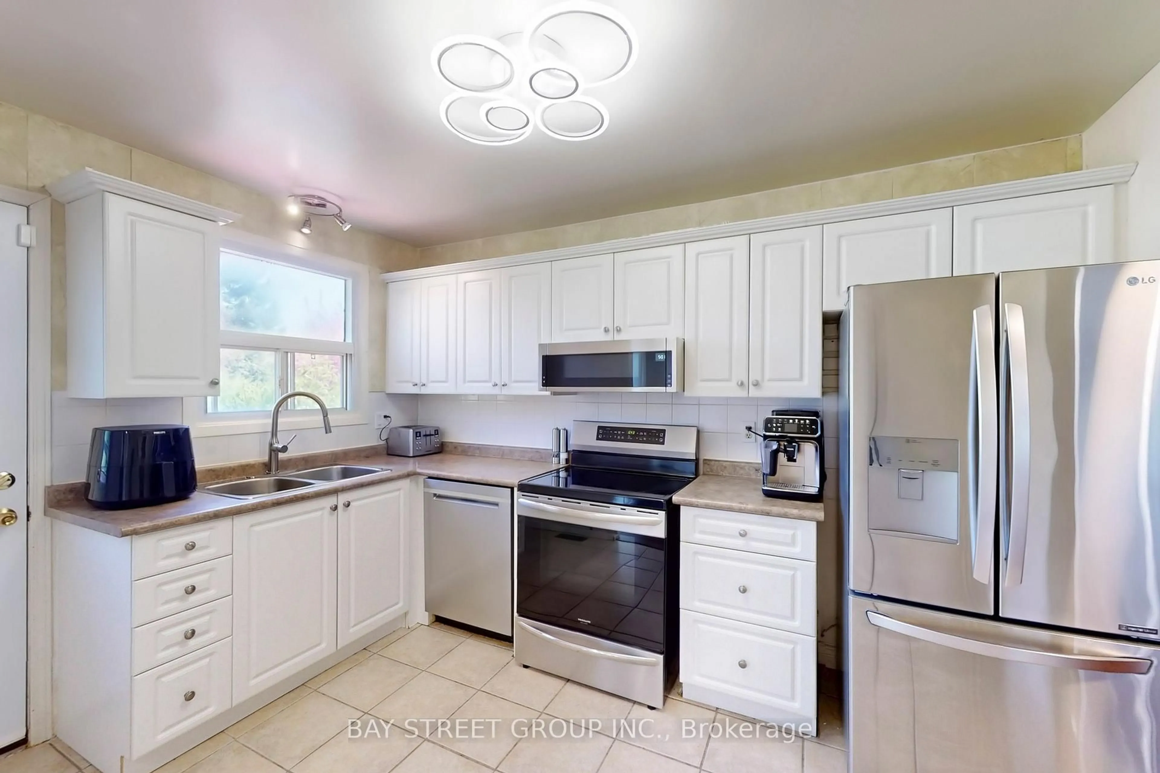 Standard kitchen, ceramic/tile floor for 6119 Wabukayne Crt, Mississauga Ontario L5N 2B1