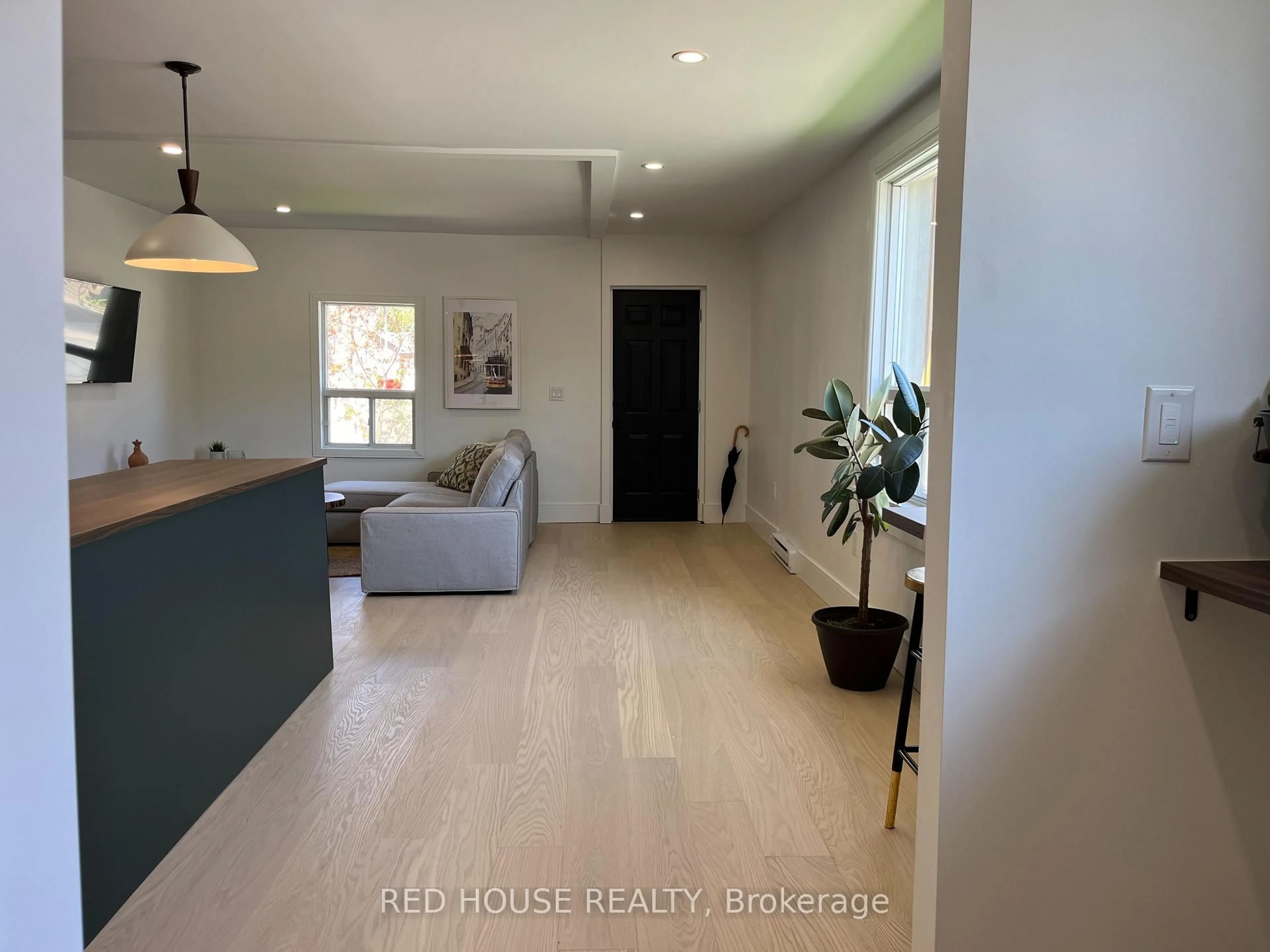Indoor entryway for 2 Hilldale Rd, Toronto Ontario M6N 3Y2