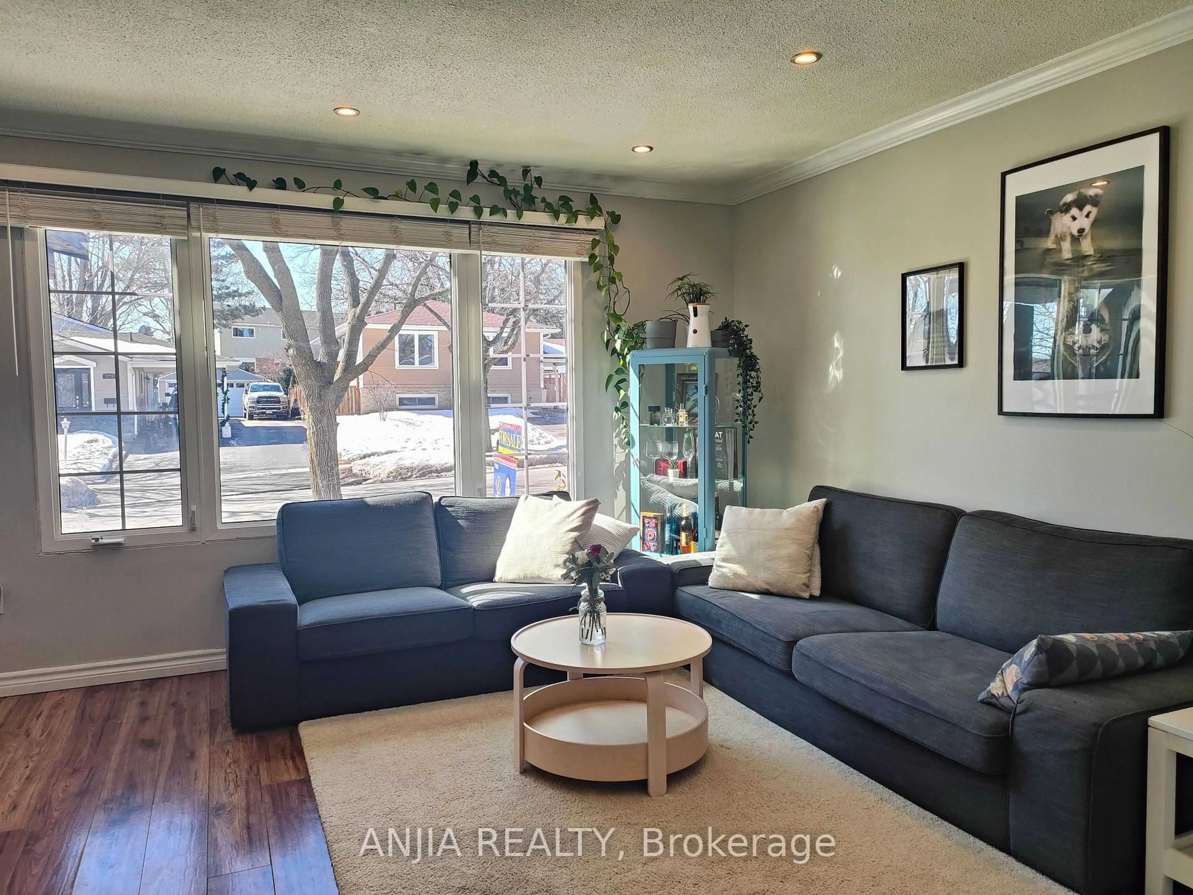 Living room with furniture, wood/laminate floor for 2271 Sheffield Dr, Burlington Ontario L7P 2X4