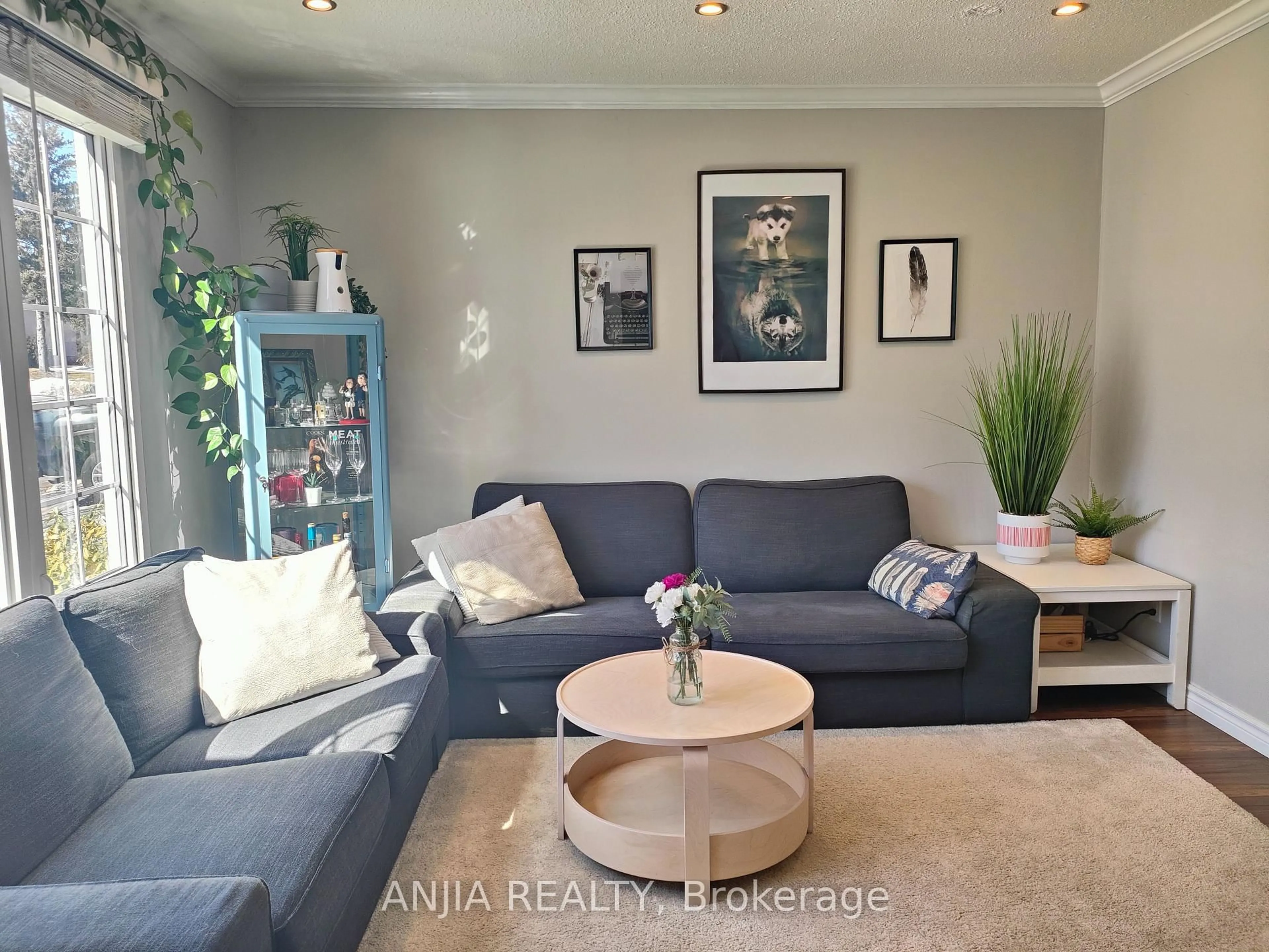 Living room with furniture, unknown for 2271 Sheffield Dr, Burlington Ontario L7P 2X4