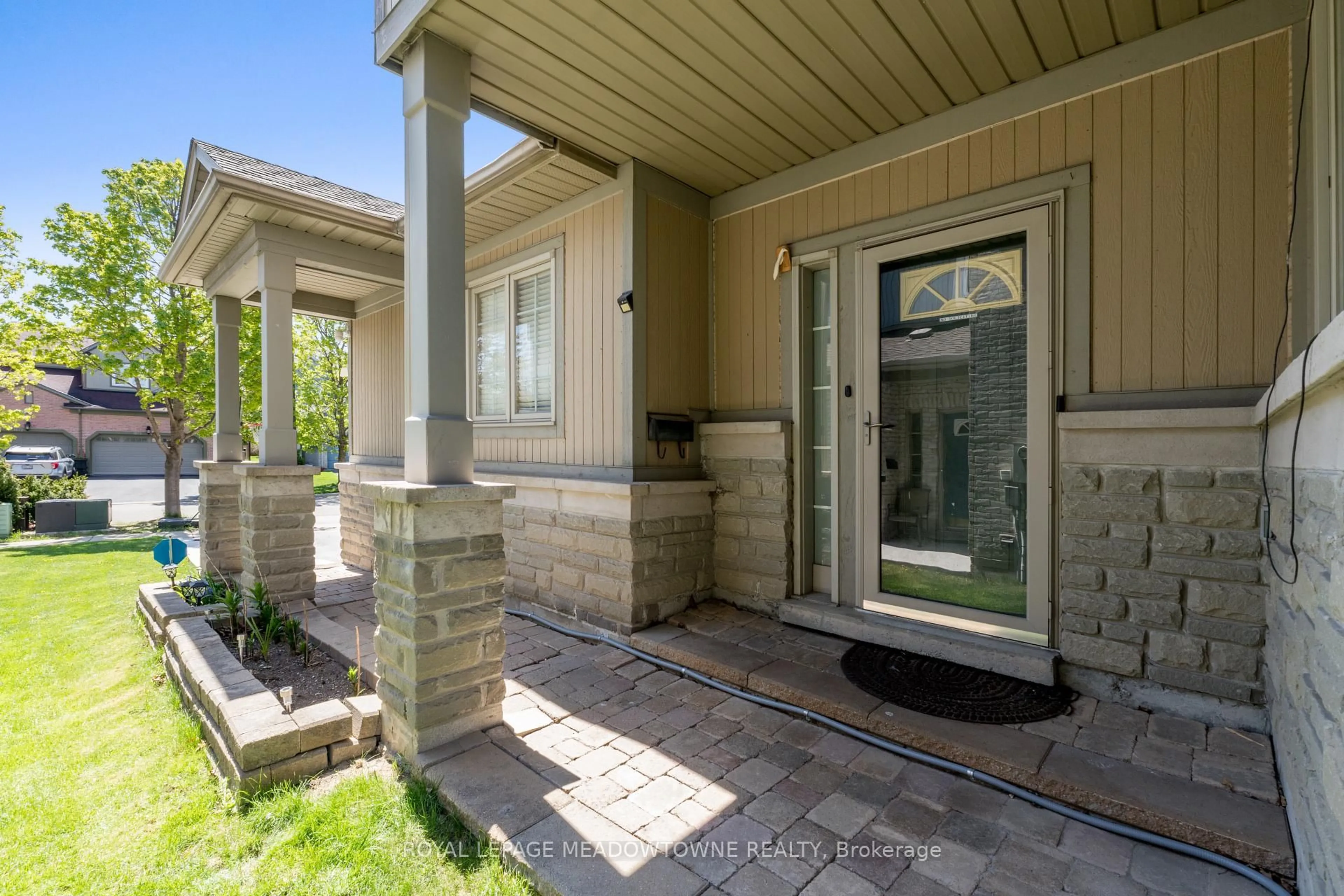 Indoor entryway for 1876 Stevington Cres, Mississauga Ontario L5N 7S5