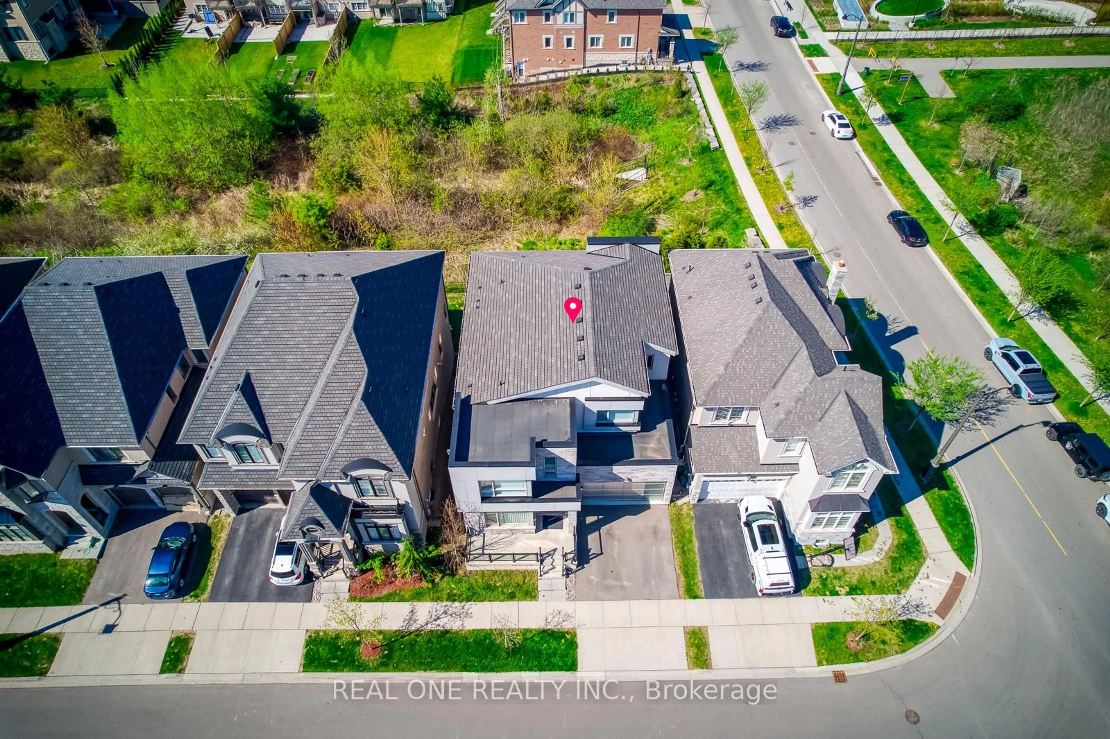 A pic from outside/outdoor area/front of a property/back of a property/a pic from drone, street for 3186 Hines Dr, Oakville Ontario L6M 0Z9
