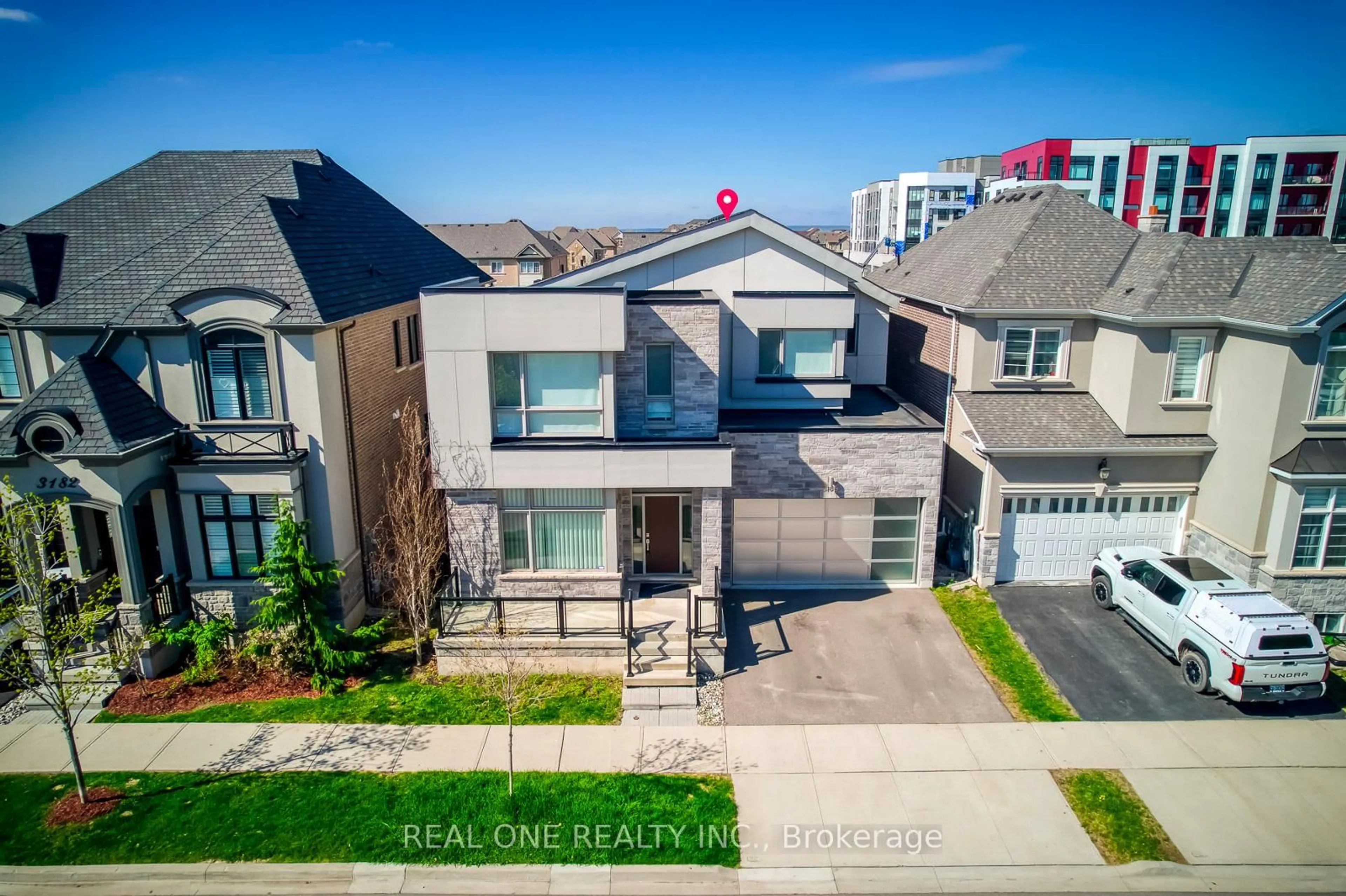 A pic from outside/outdoor area/front of a property/back of a property/a pic from drone, street for 3186 Hines Dr, Oakville Ontario L6M 0Z9