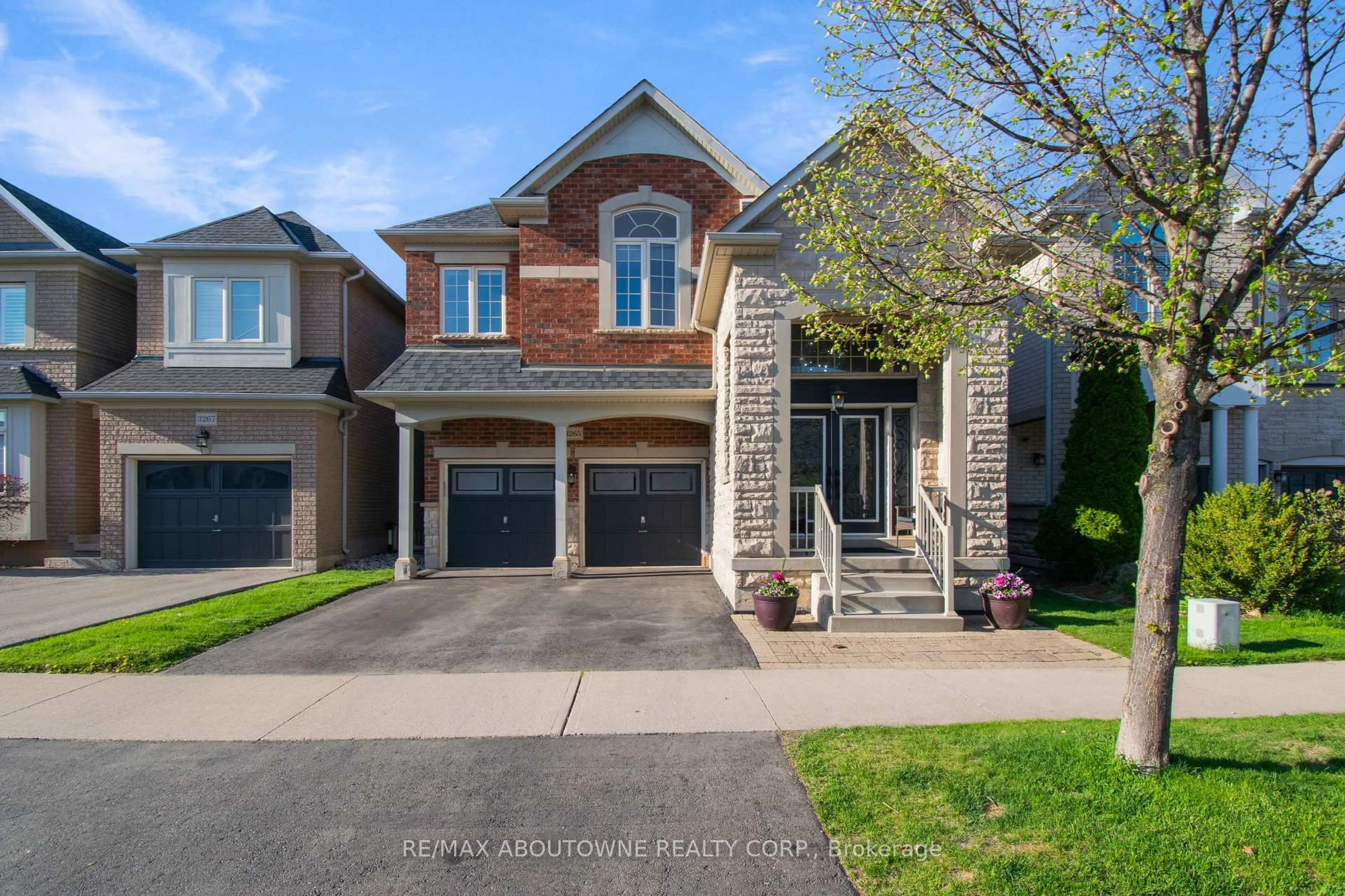 Home with brick exterior material, street for 3265 Sharp Rd, Burlington Ontario L7M 0J4