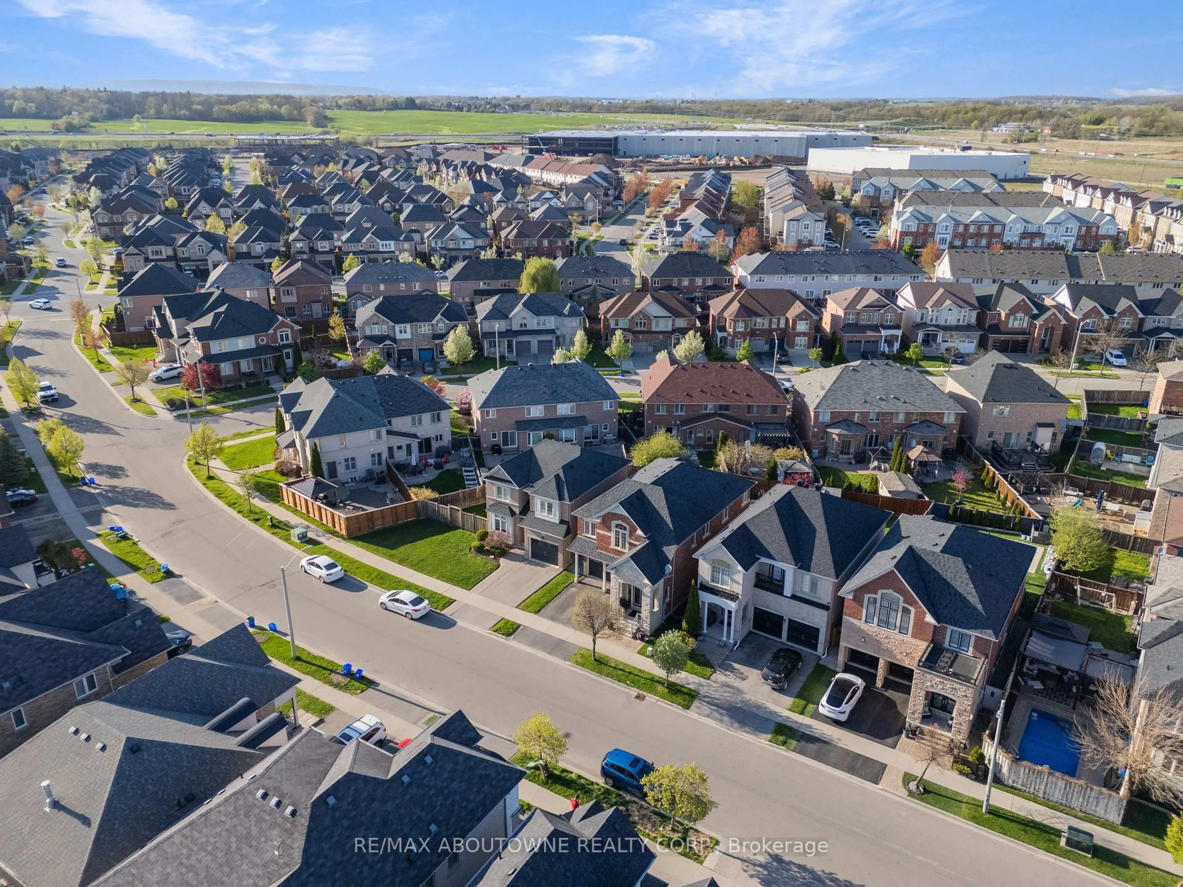 A pic from outside/outdoor area/front of a property/back of a property/a pic from drone, street for 3265 Sharp Rd, Burlington Ontario L7M 0J4