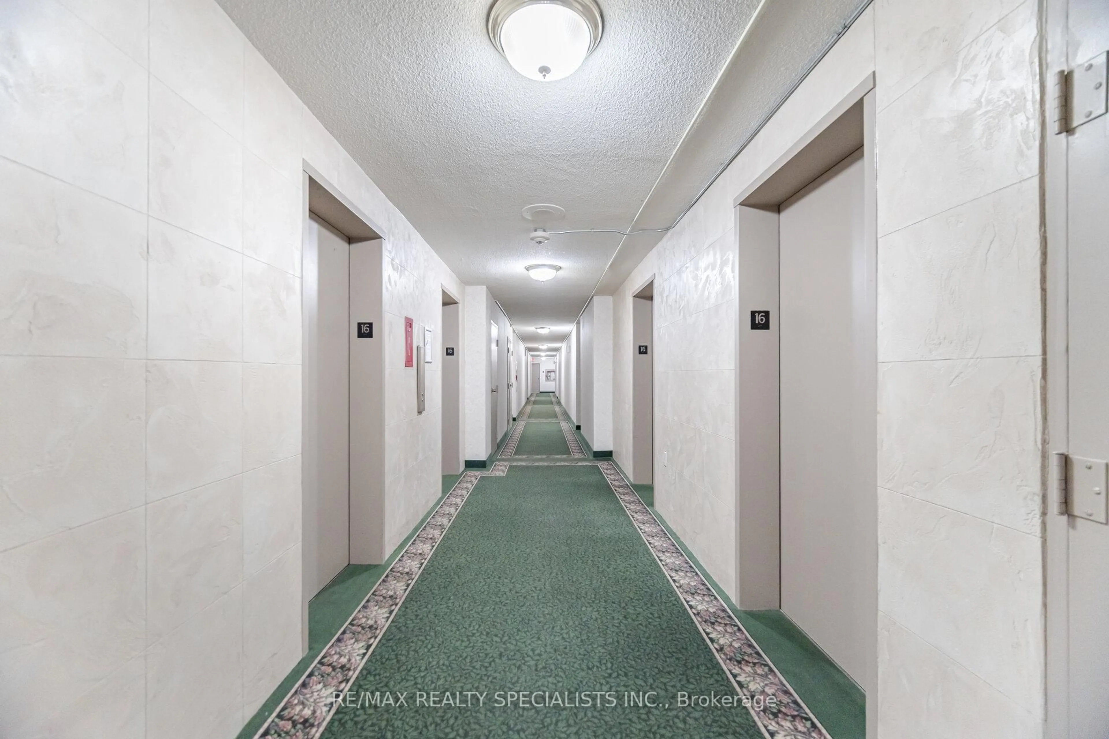 Indoor foyer for 18 Knightsbridge Rd #1612, Brampton Ontario L6T 3X5