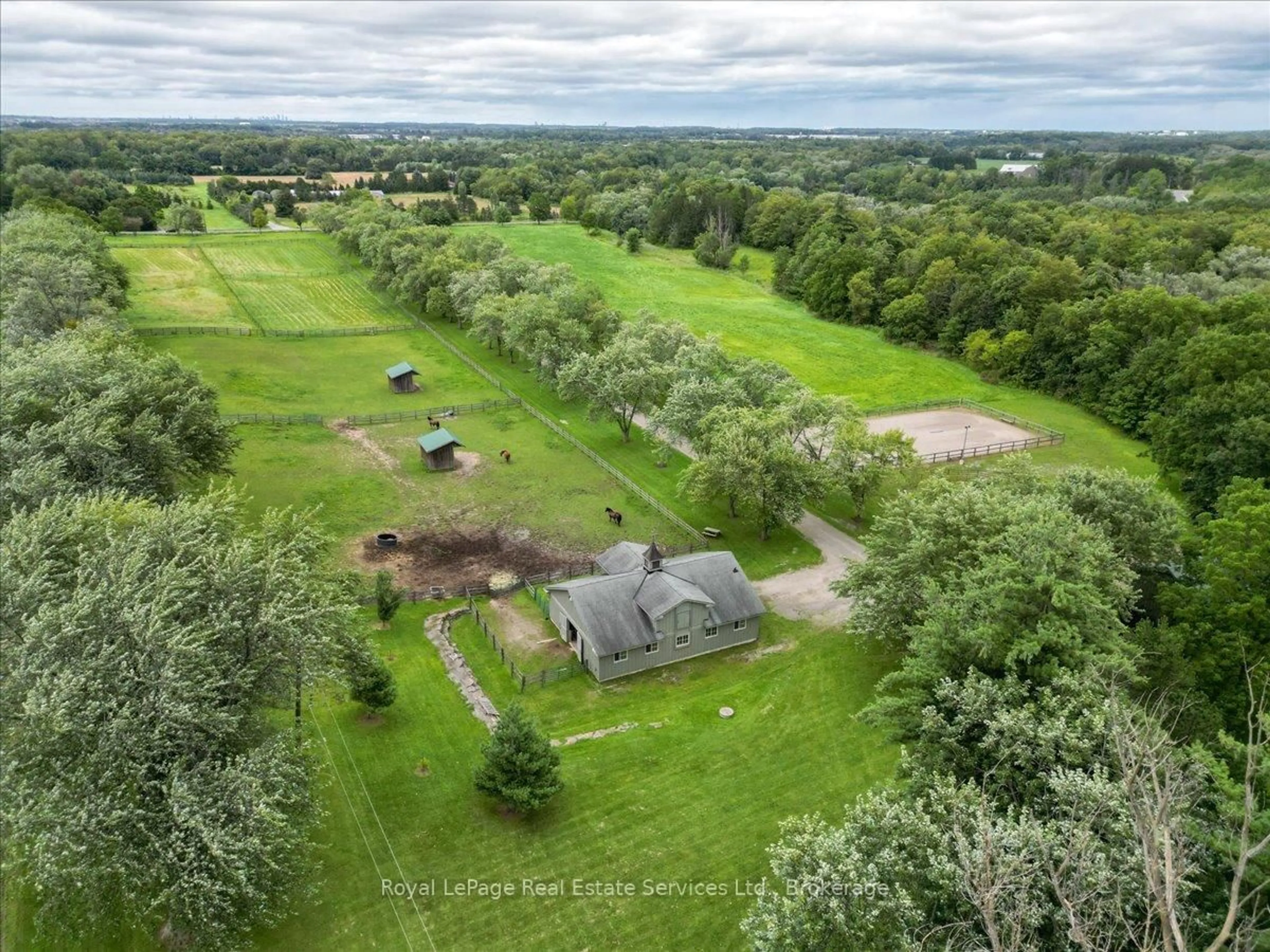 A pic from outside/outdoor area/front of a property/back of a property/a pic from drone, unknown for 6150 WALKERS Line, Burlington Ontario L7M 0R3