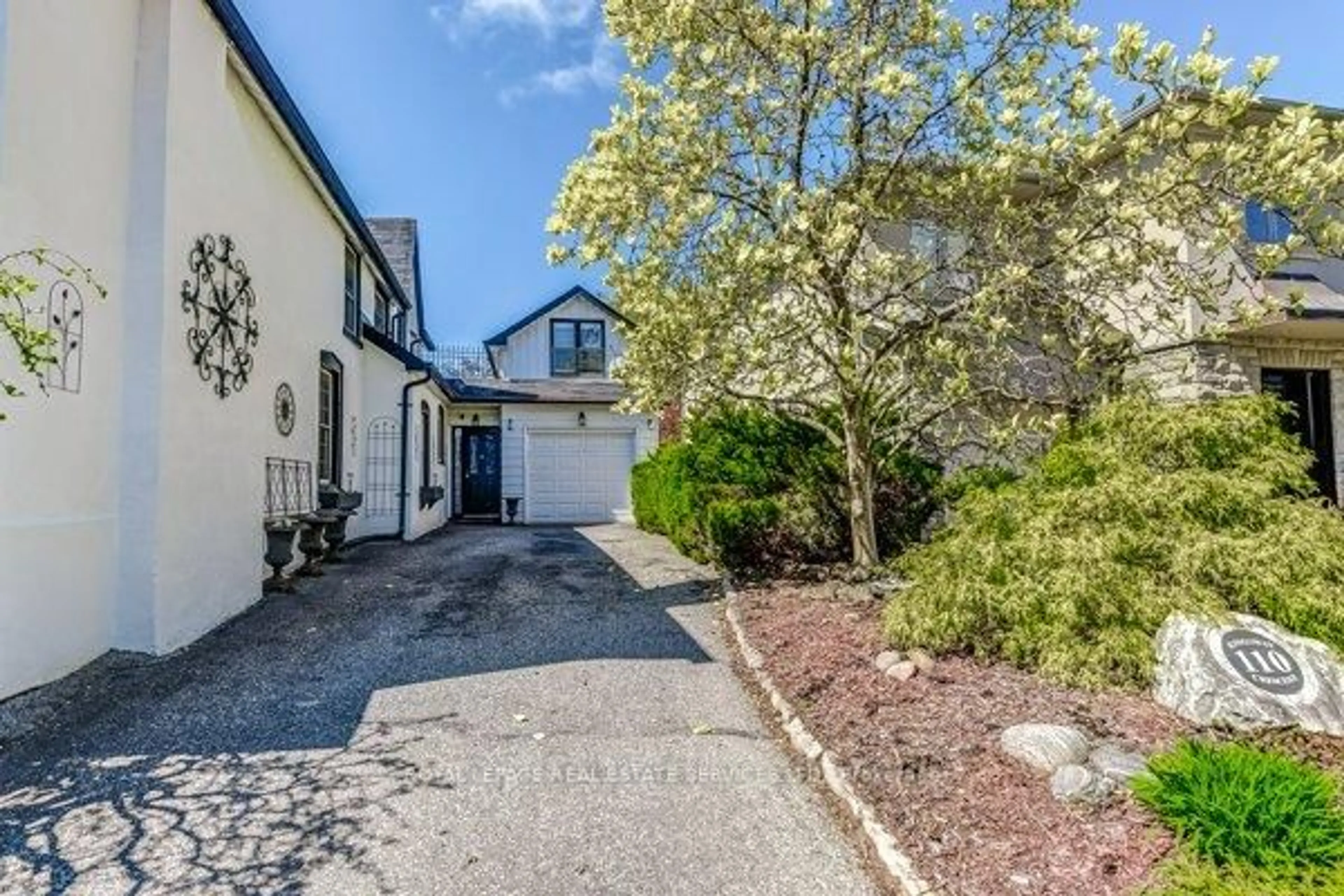 A pic from outside/outdoor area/front of a property/back of a property/a pic from drone, street for 110 Kingsway Cres, Toronto Ontario M8X 2R9