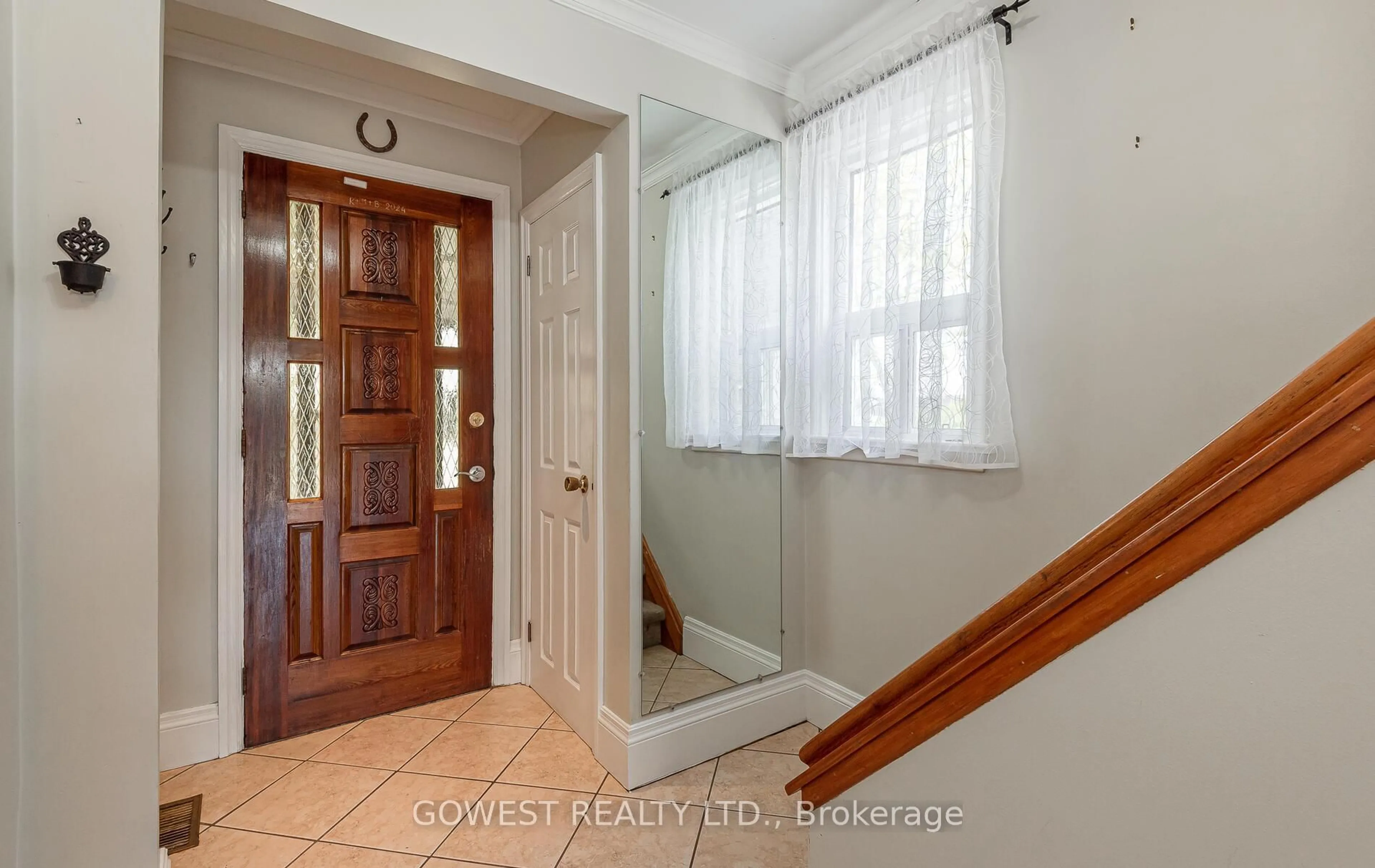 Indoor entryway for 118 Treeview Dr, Toronto Ontario M8W 4C3
