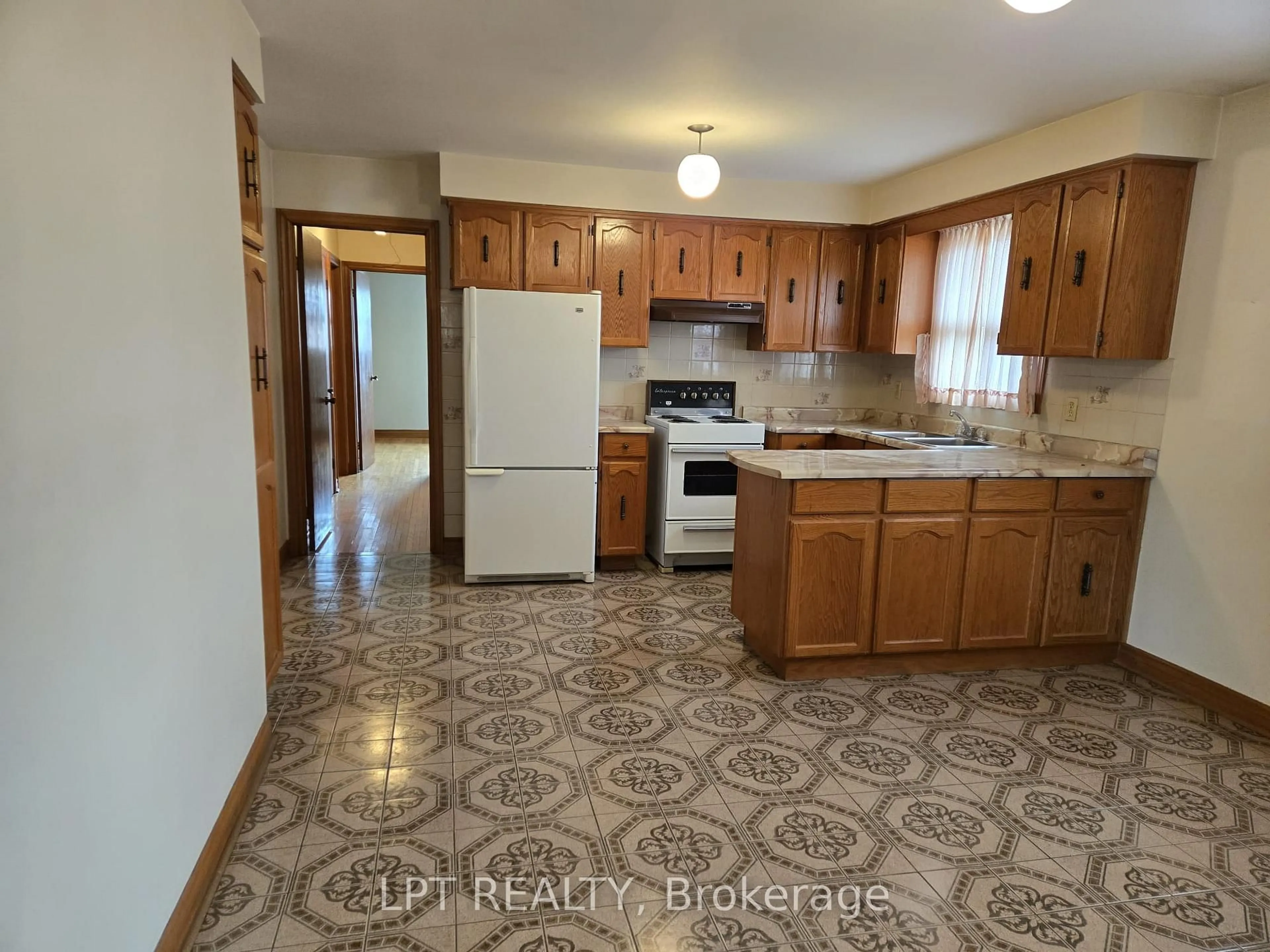 Standard kitchen, ceramic/tile floor for 71 Arthur Griffith Dr, Toronto Ontario M3L 2J9