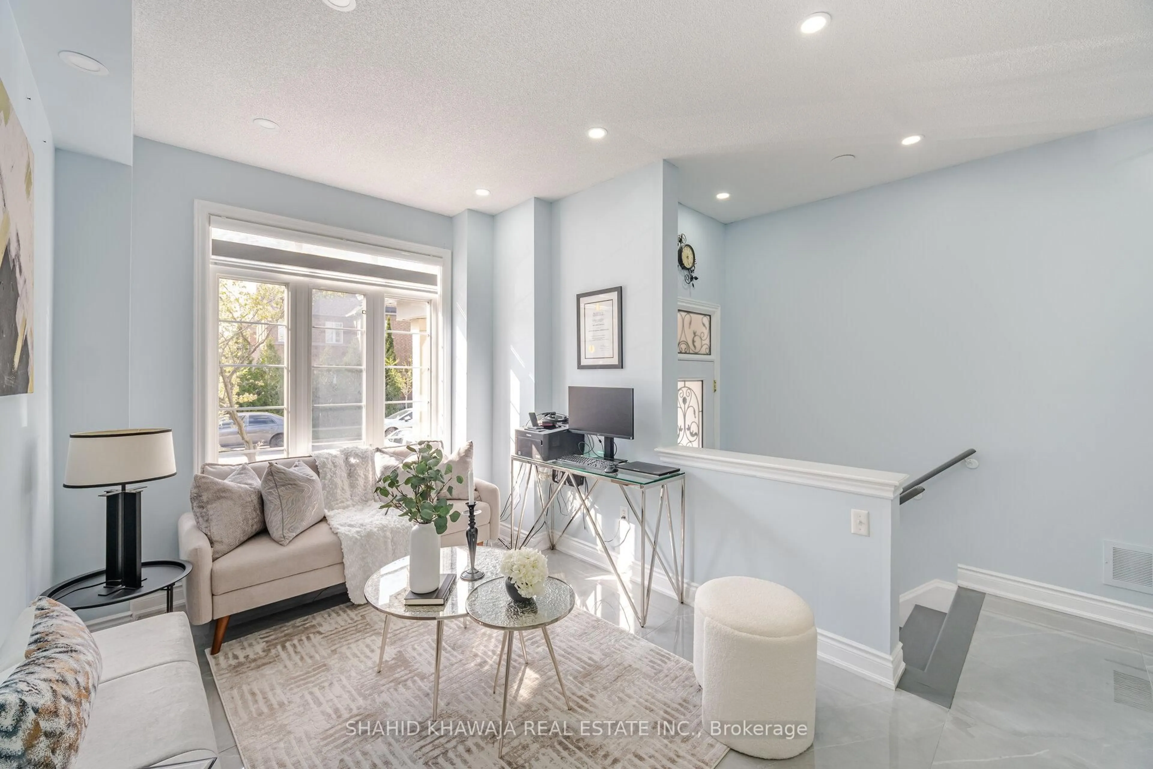 Living room with furniture, unknown for 5504 Waterwind Cres, Mississauga Ontario L5M 0G4