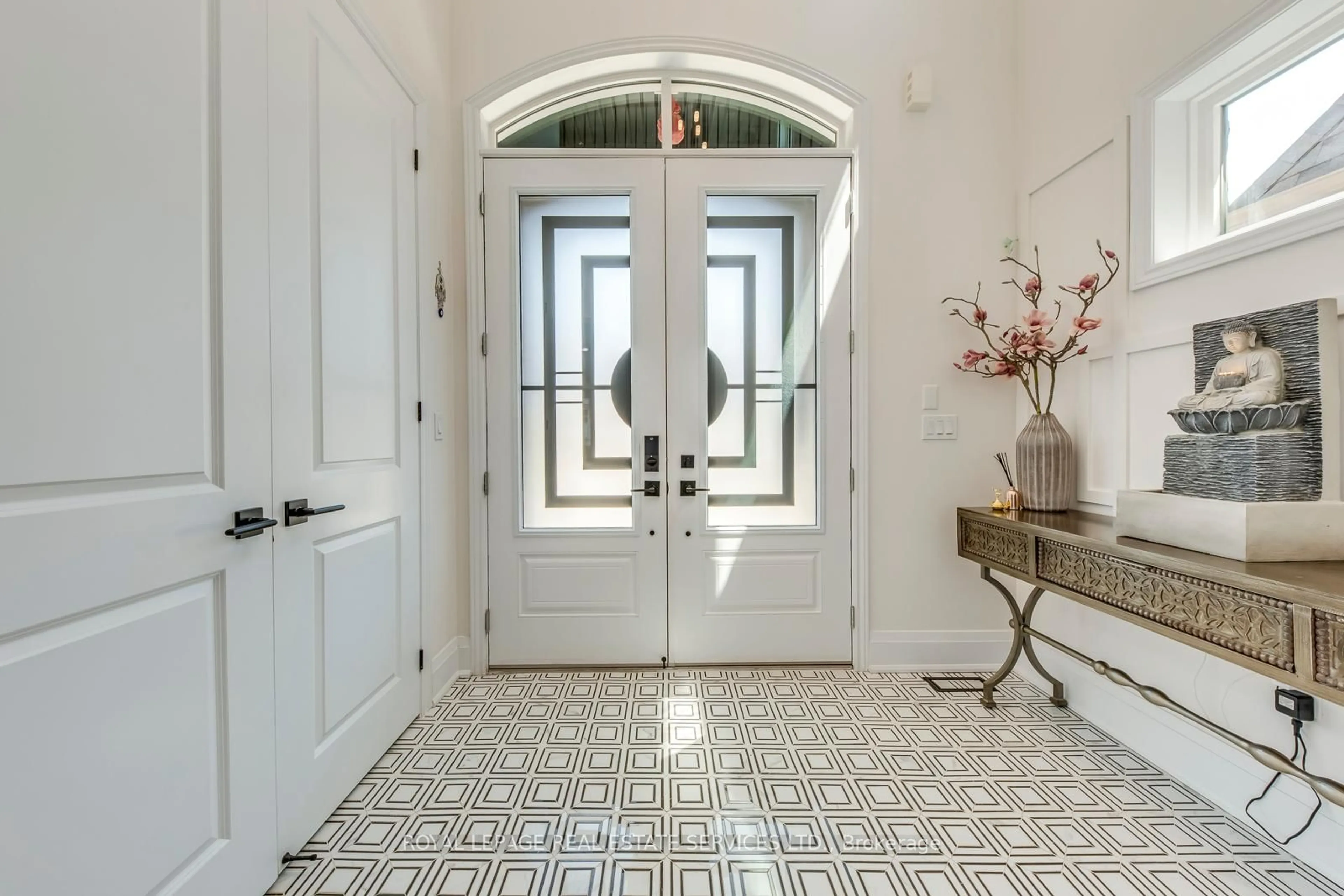Indoor entryway for 3450 Post Rd, Oakville Ontario L6H 0Y9
