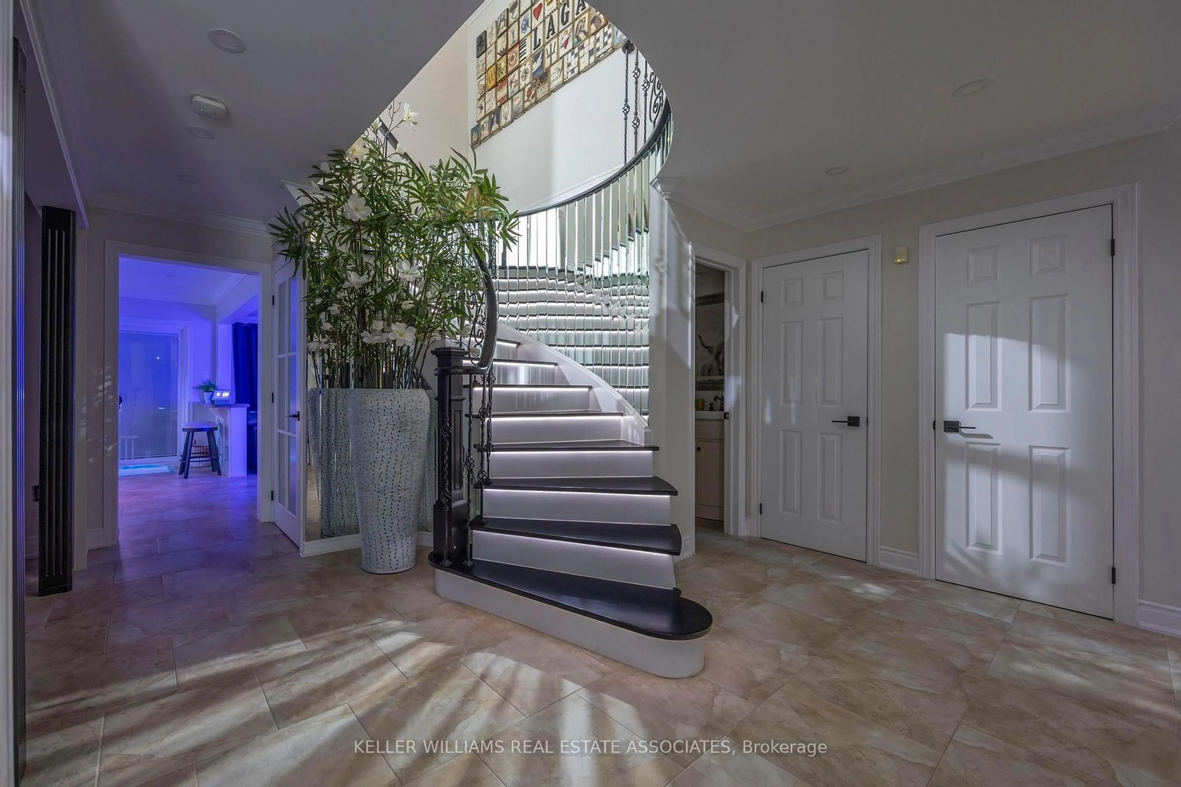 Indoor foyer for 2595 Comet Crt, Mississauga Ontario L5K 2R4