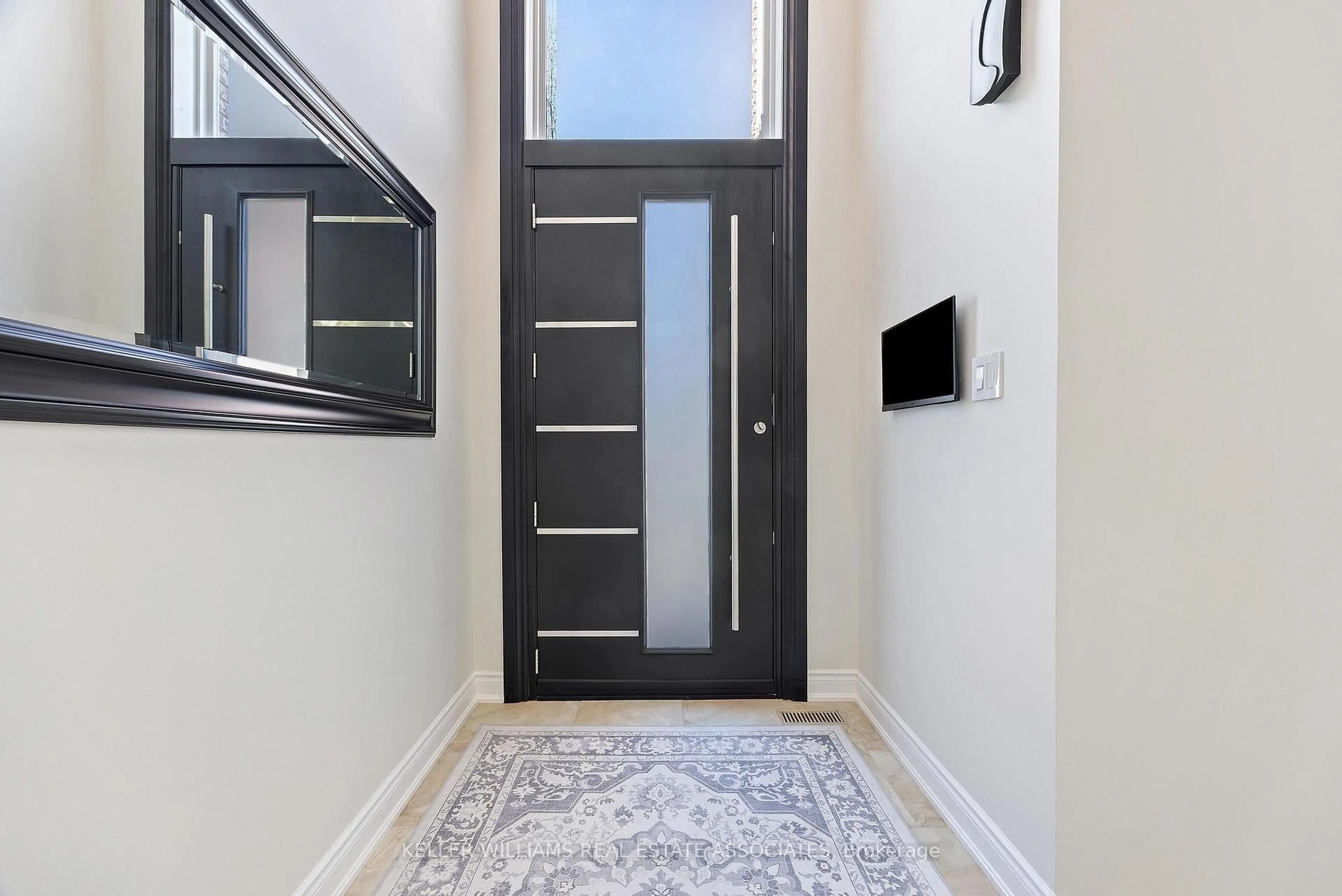 Indoor entryway for 2595 Comet Crt, Mississauga Ontario L5K 2R4