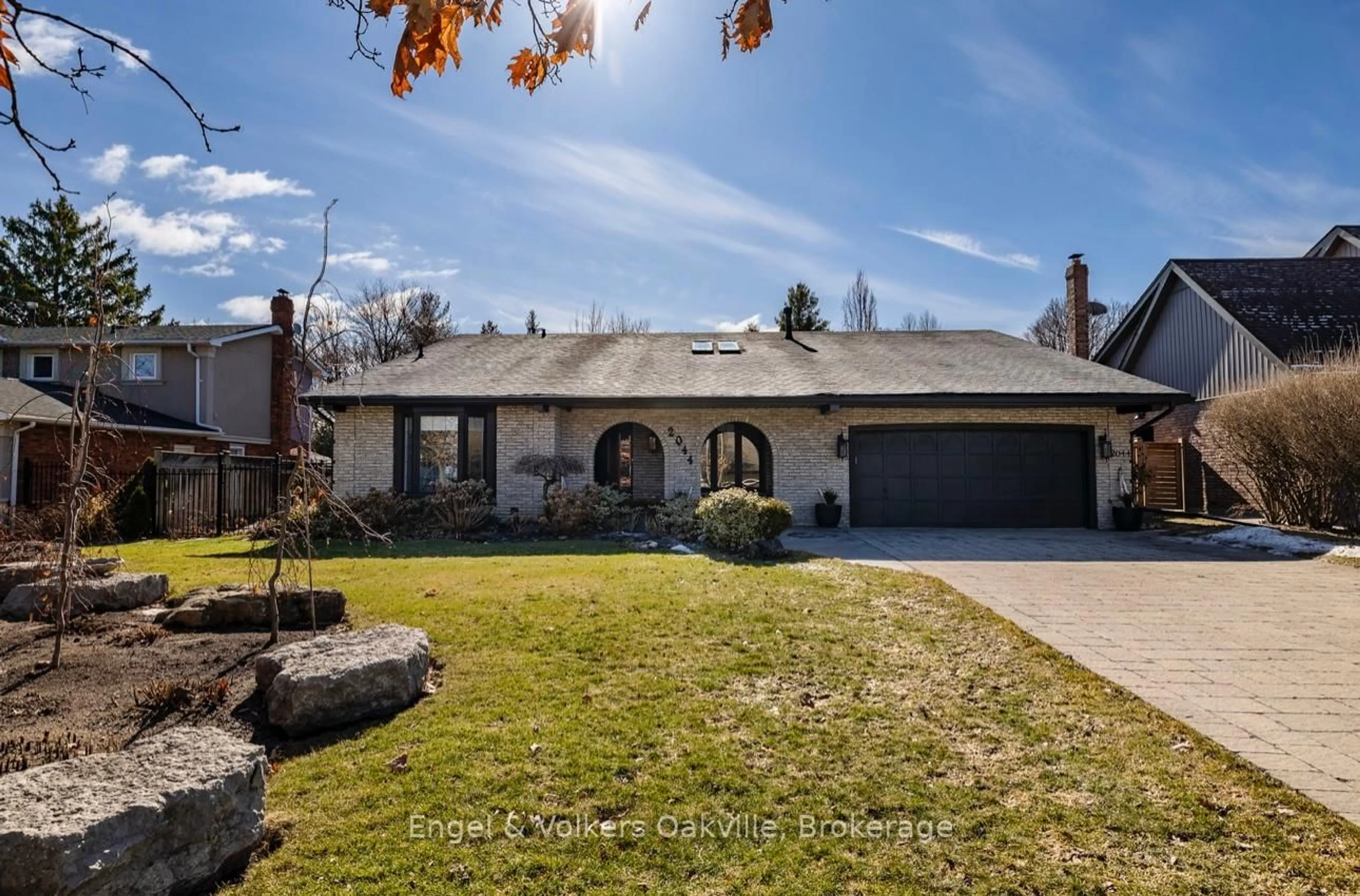 Home with brick exterior material, street for 2044 Mississauga Rd, Mississauga Ontario L5H 2K6