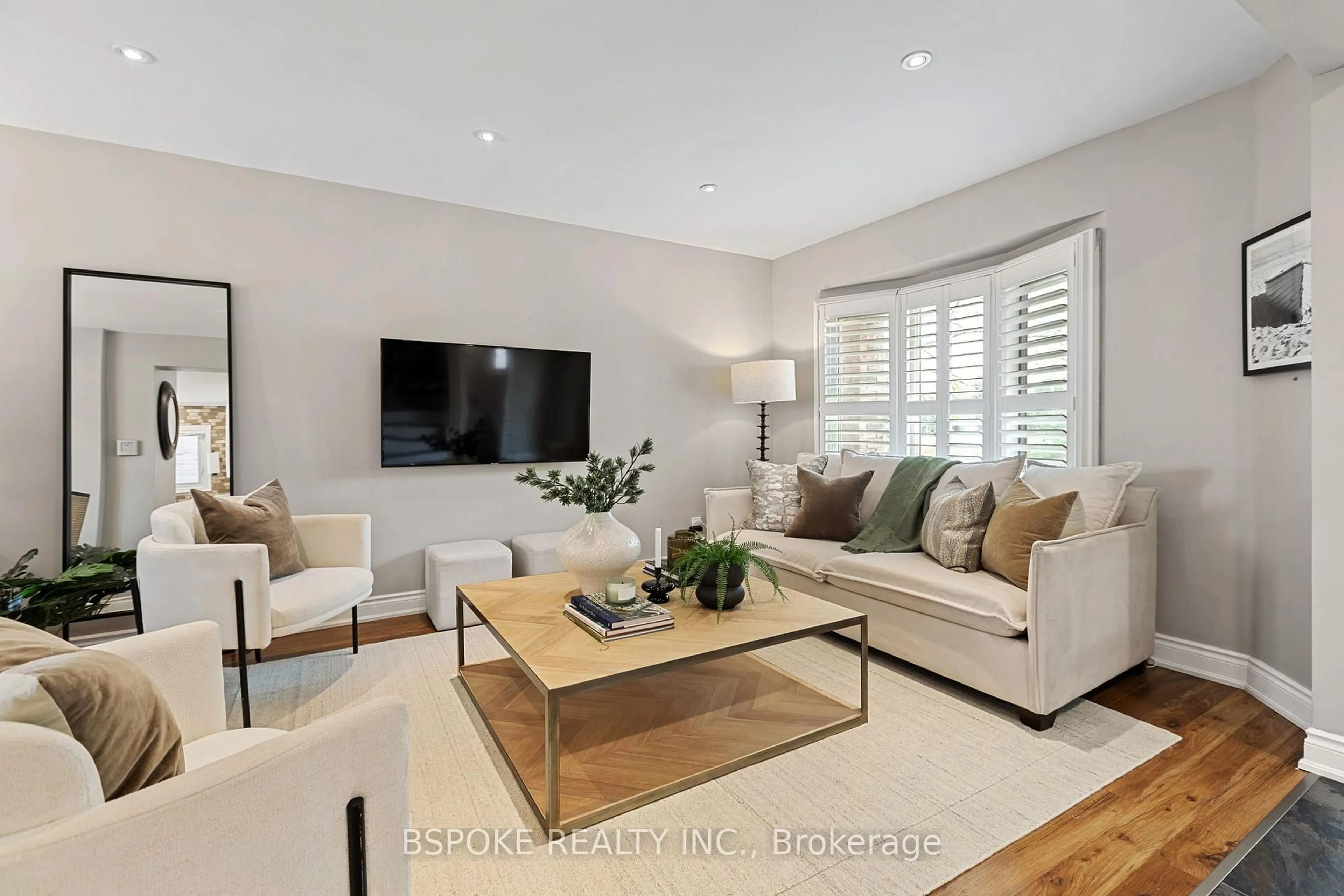 Living room with furniture, unknown for 3141 Sandcliffe Crt, Burlington Ontario L7M 3H1