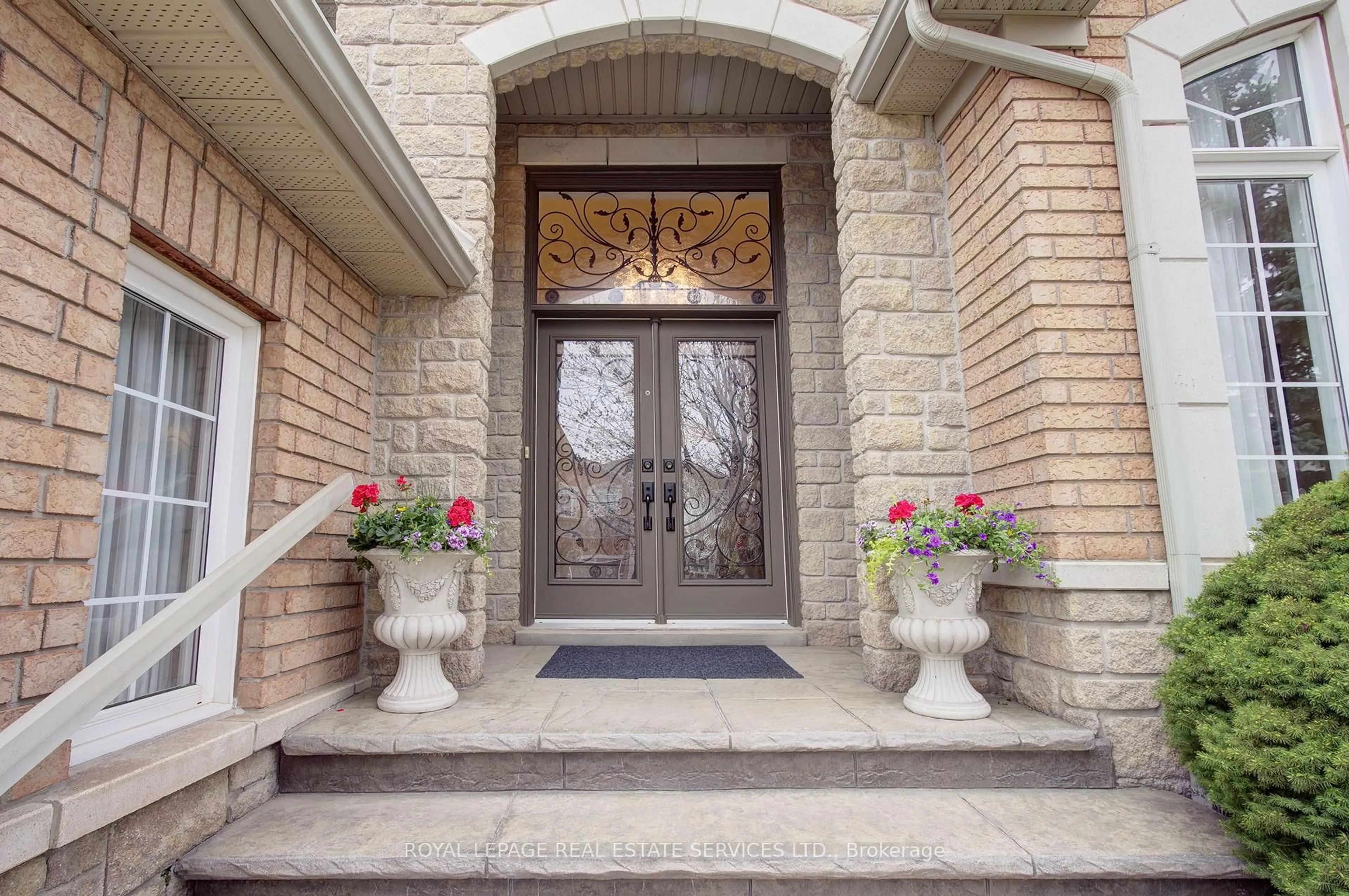 Indoor entryway for 2444 Salcome Dr, Oakville Ontario L6H 7N5