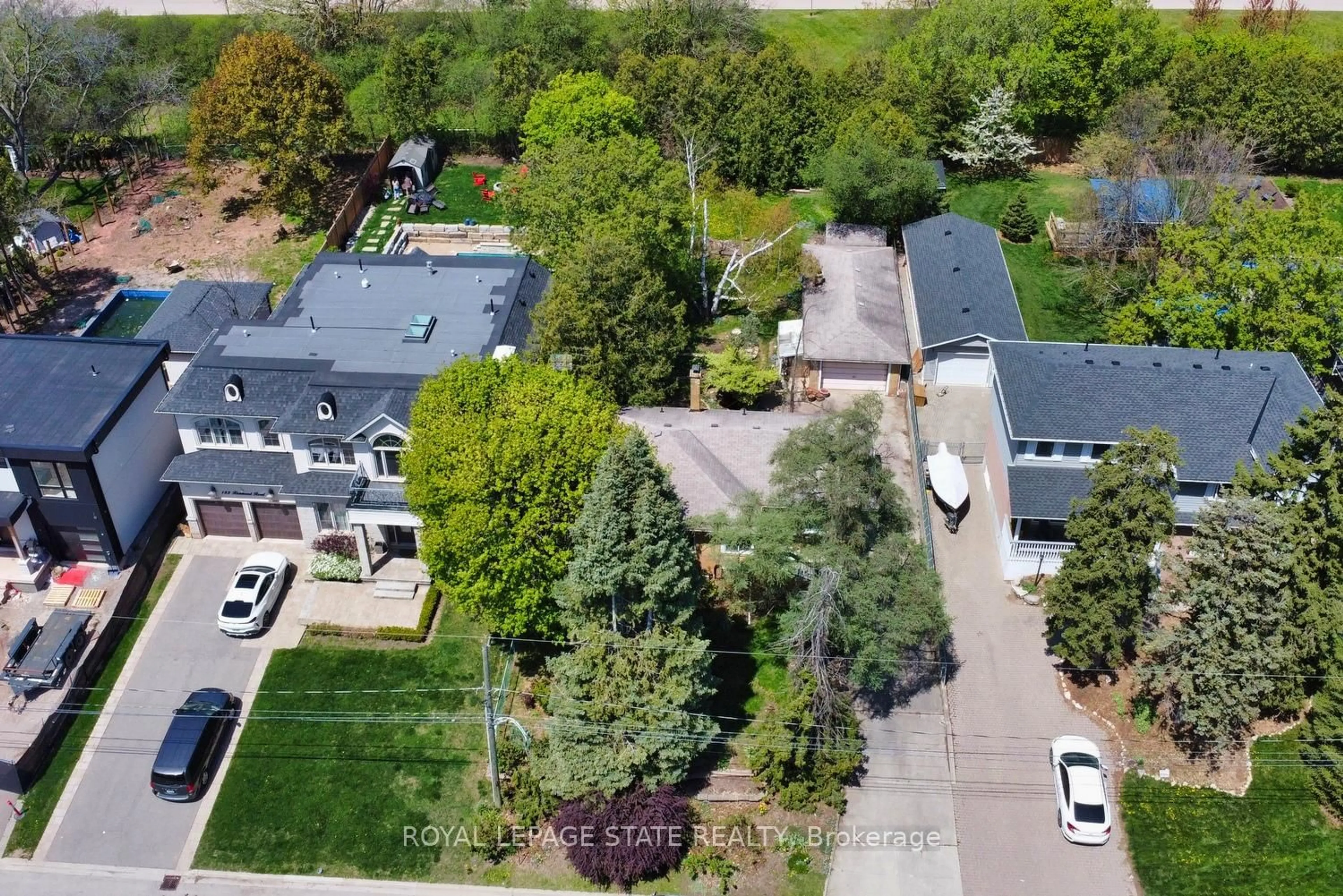 A pic from outside/outdoor area/front of a property/back of a property/a pic from drone, street for 177 Richmond Rd, Oakville Ontario L6H 1L8