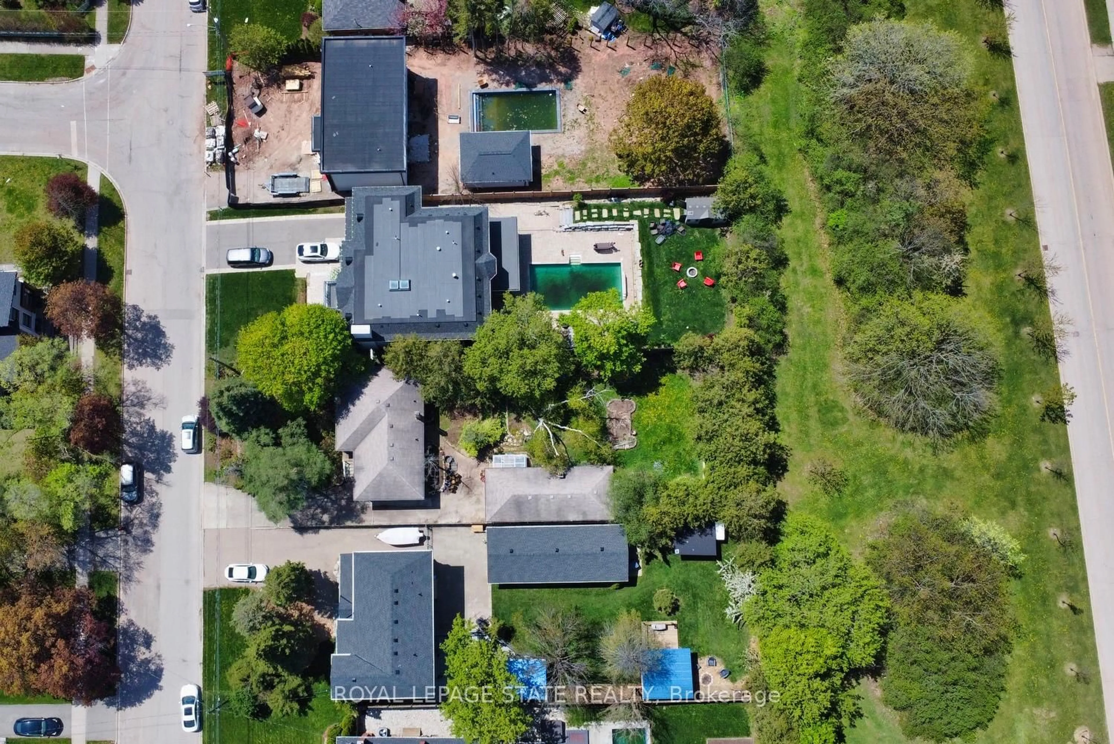 A pic from outside/outdoor area/front of a property/back of a property/a pic from drone, street for 177 Richmond Rd, Oakville Ontario L6H 1L8