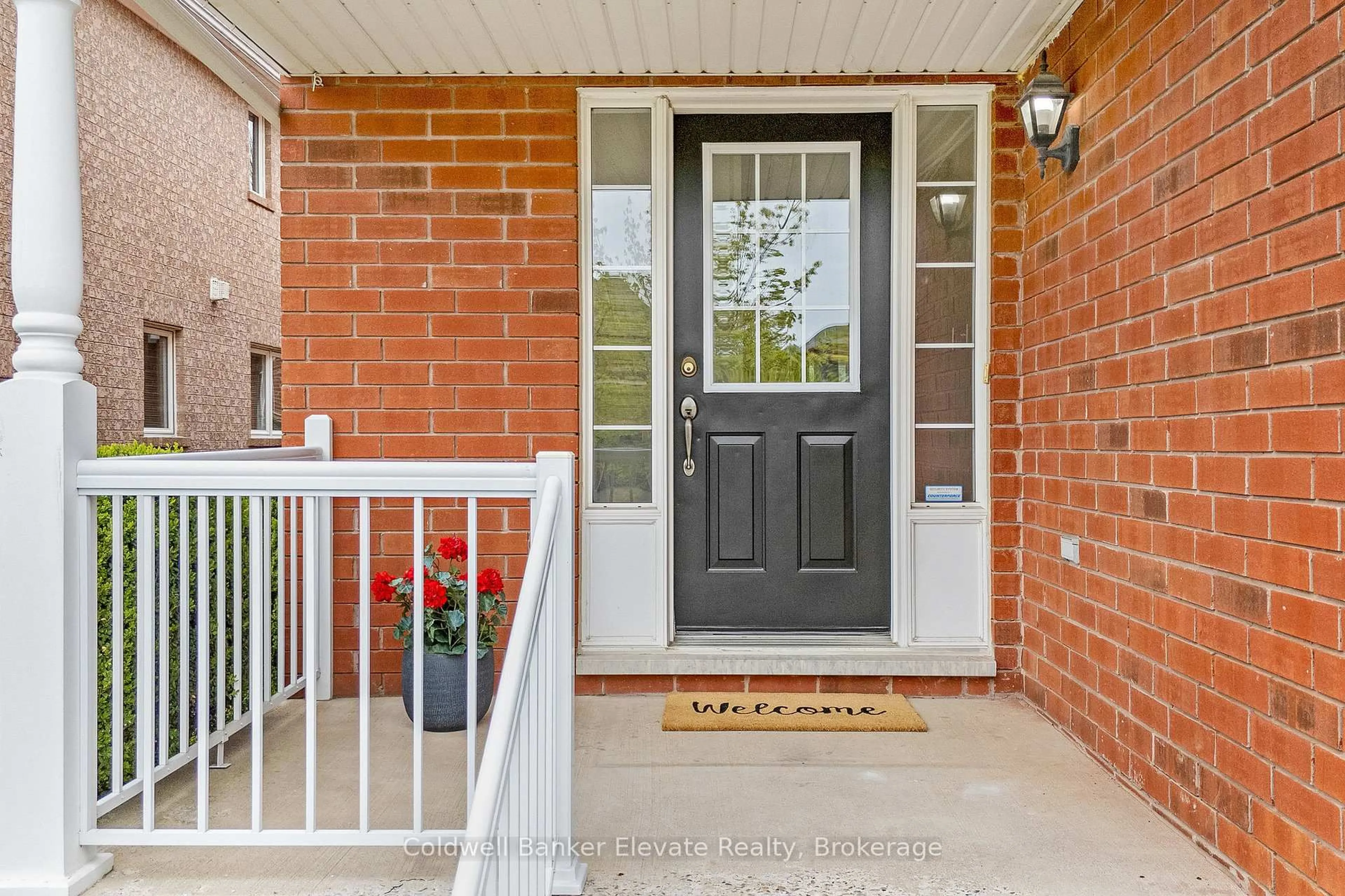 Indoor entryway for 209 Eaton St, Halton Hills Ontario L7G 5Y2