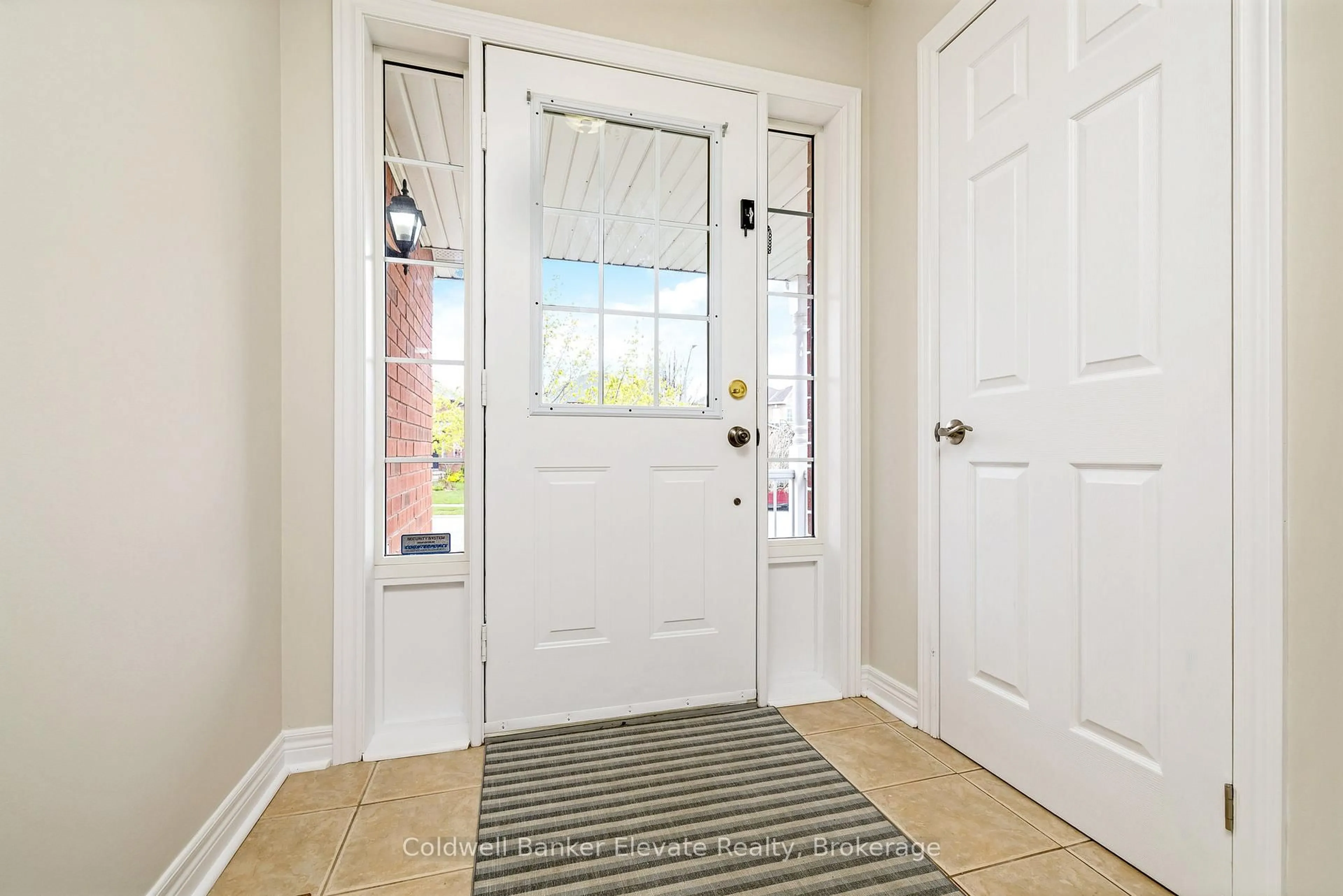 Indoor entryway for 209 Eaton St, Halton Hills Ontario L7G 5Y2