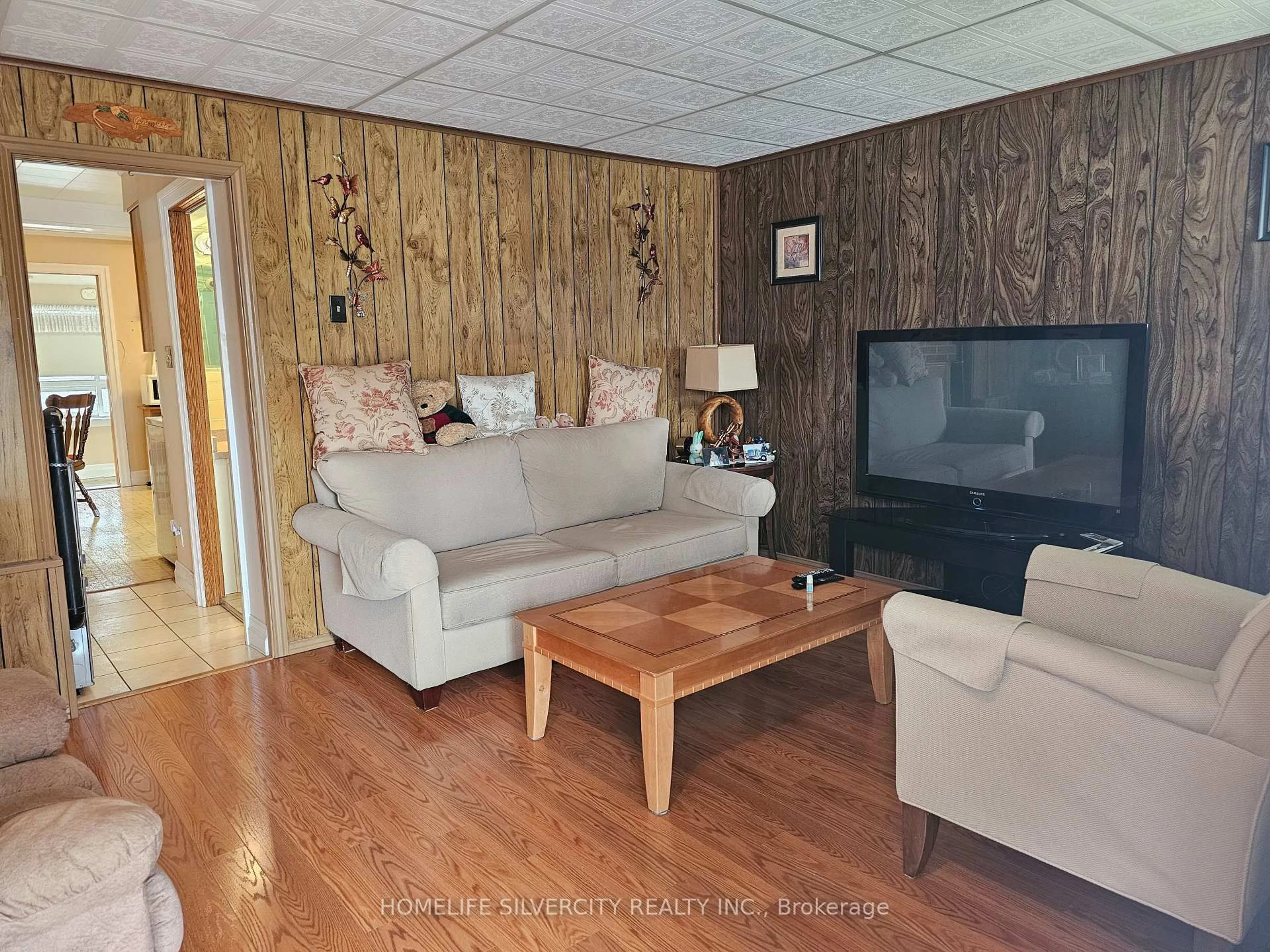 Living room with furniture, wood/laminate floor for 3099 Merritt Ave, Mississauga Ontario L4T 1P4