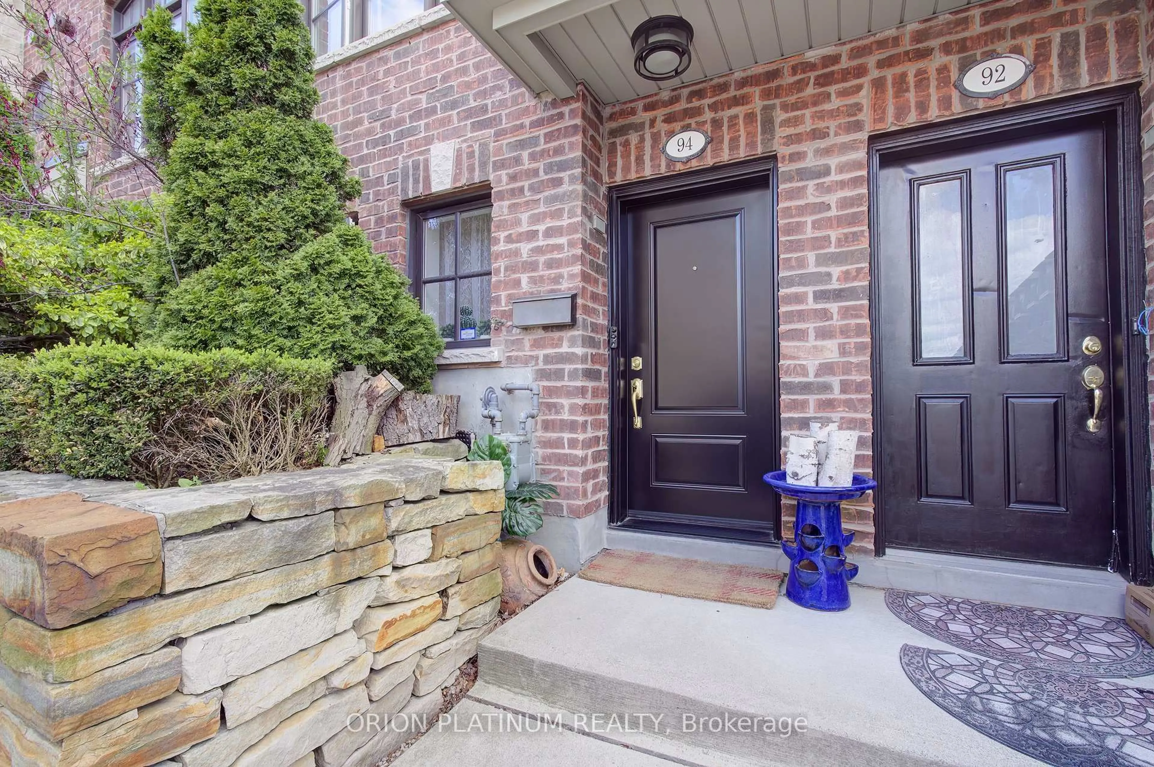 Indoor entryway for 1812 Burnhamthorpe Rd #94, Mississauga Ontario L4X 2J8