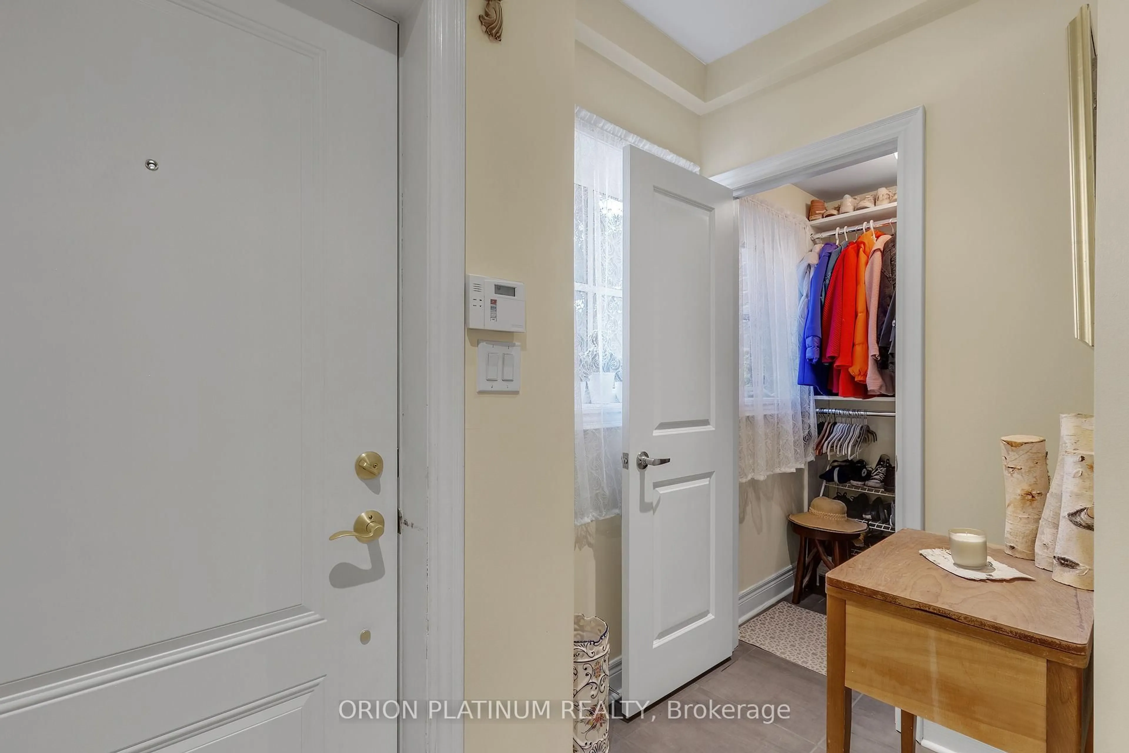 Indoor entryway for 1812 Burnhamthorpe Rd #94, Mississauga Ontario L4X 2J8