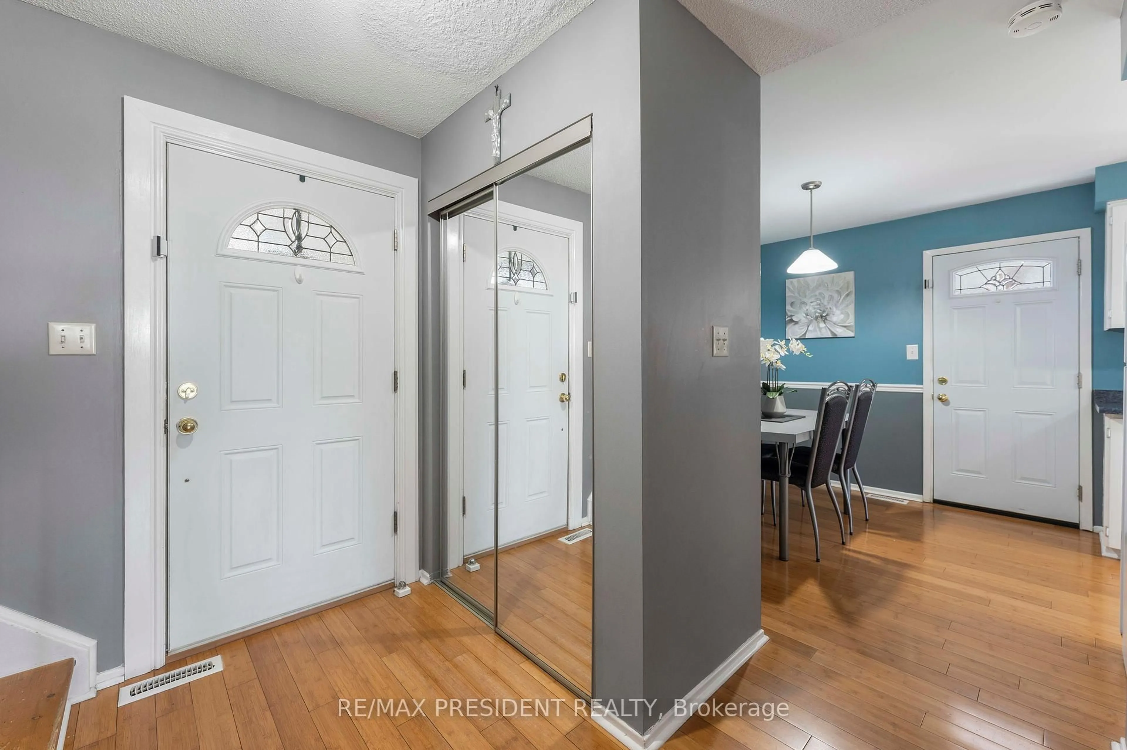 Indoor entryway for 12 Summertime Crt, Brampton Ontario L6Z 2B4