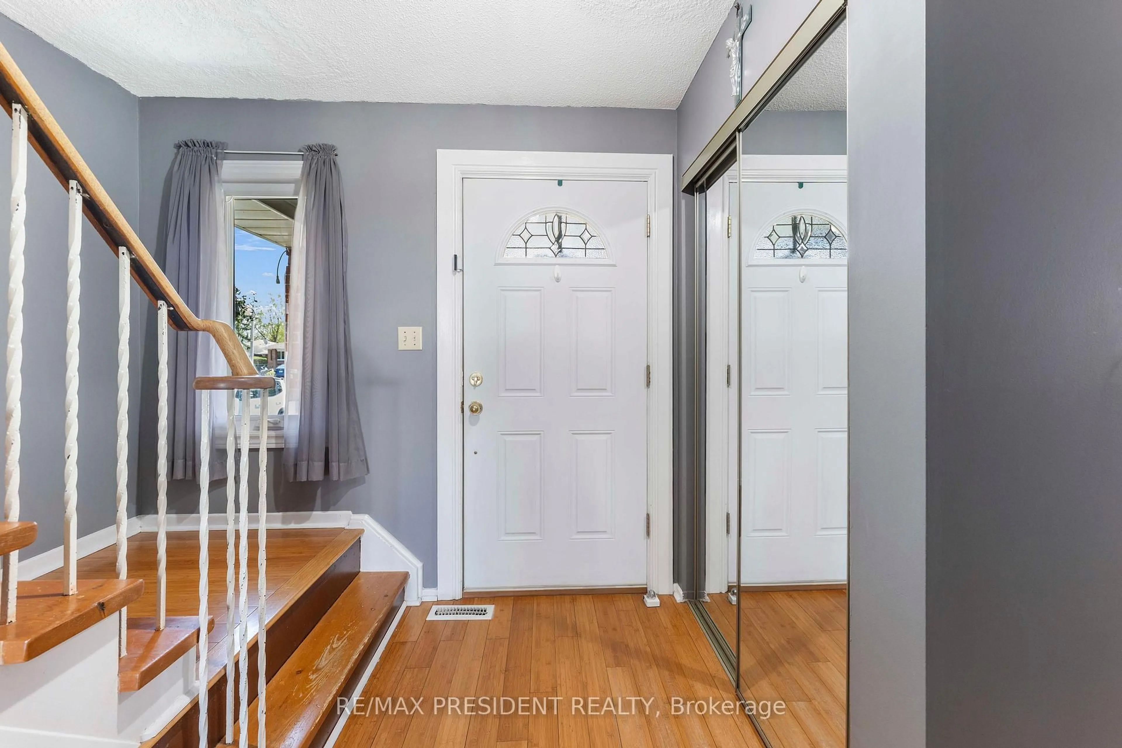 Indoor entryway for 12 Summertime Crt, Brampton Ontario L6Z 2B4