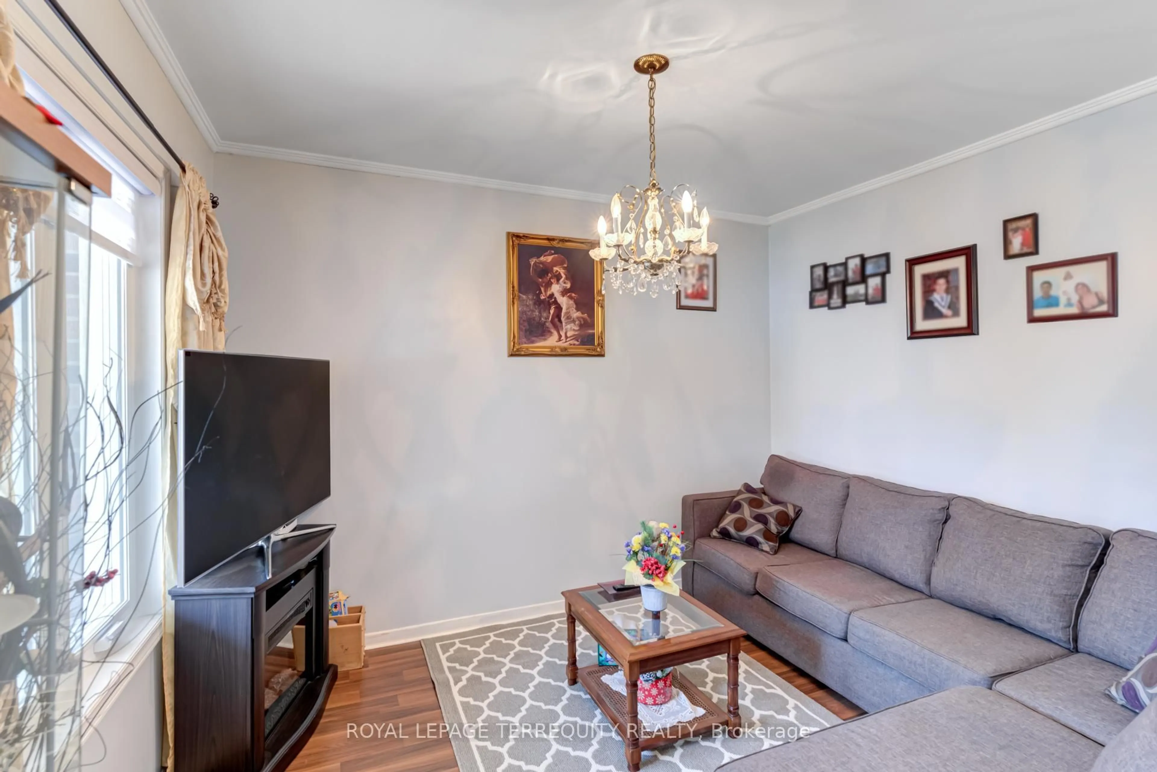 Living room with furniture, unknown for 532 Silverthorn Ave, Toronto Ontario M6M 3H7