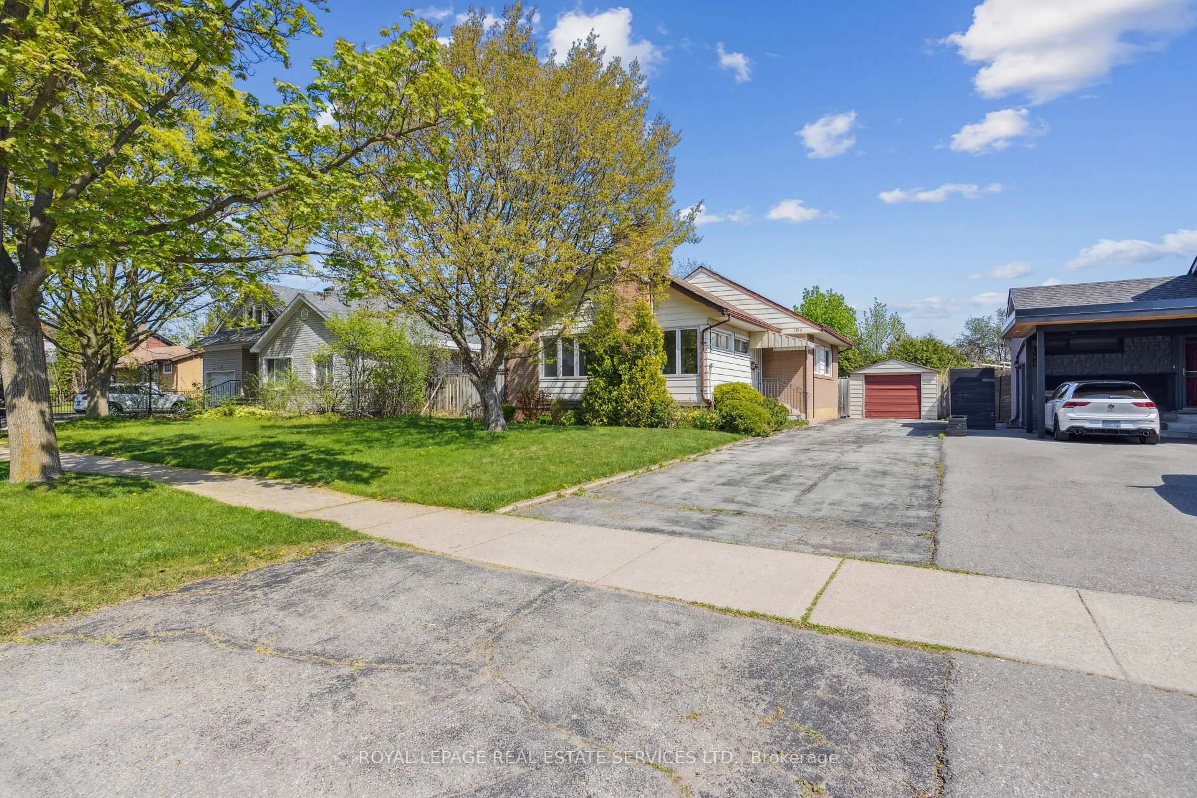 A pic from outside/outdoor area/front of a property/back of a property/a pic from drone, street for 164 Mansfield Dr, Oakville Ontario L6H 1K4