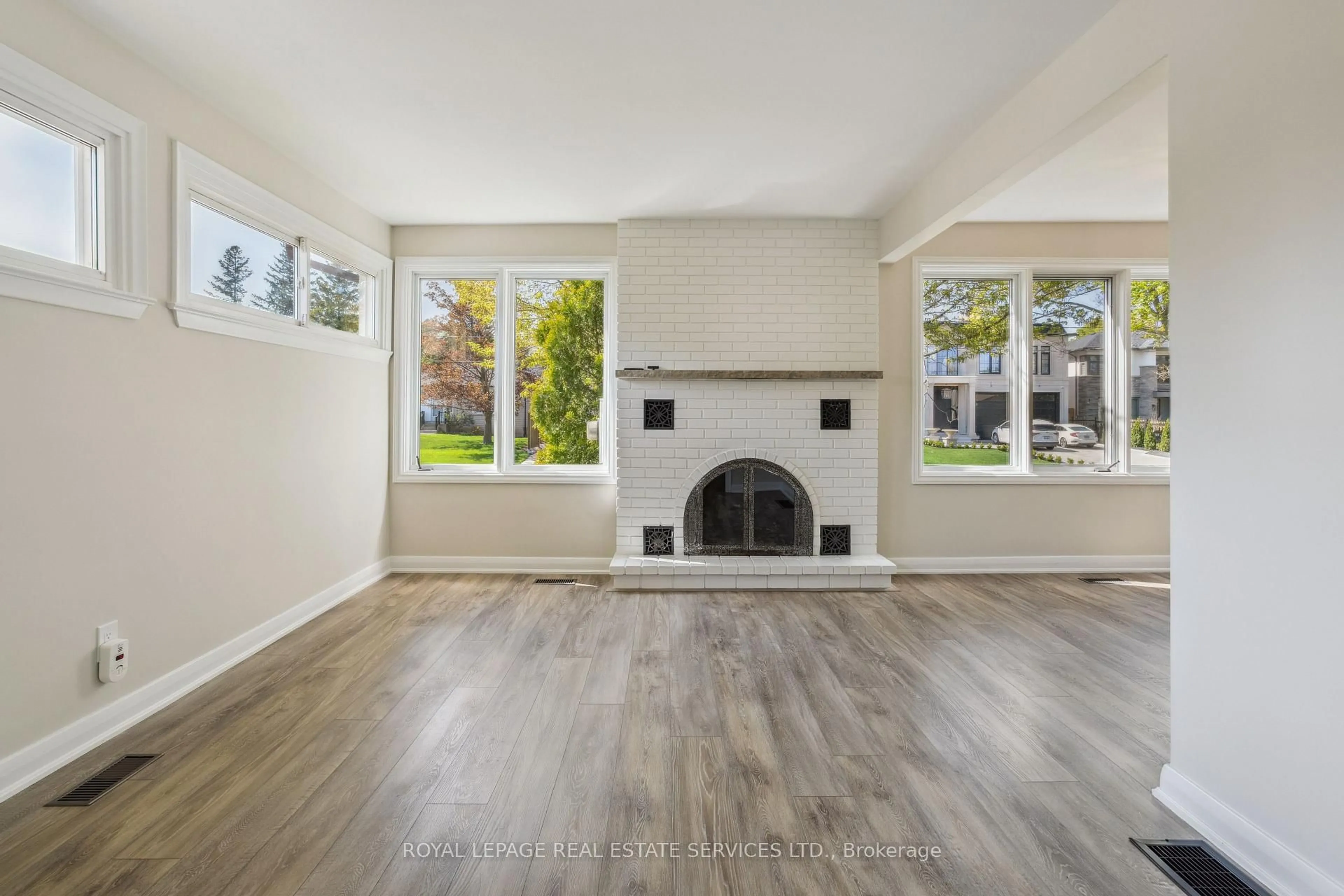 Living room with furniture, unknown for 164 Mansfield Dr, Oakville Ontario L6H 1K4