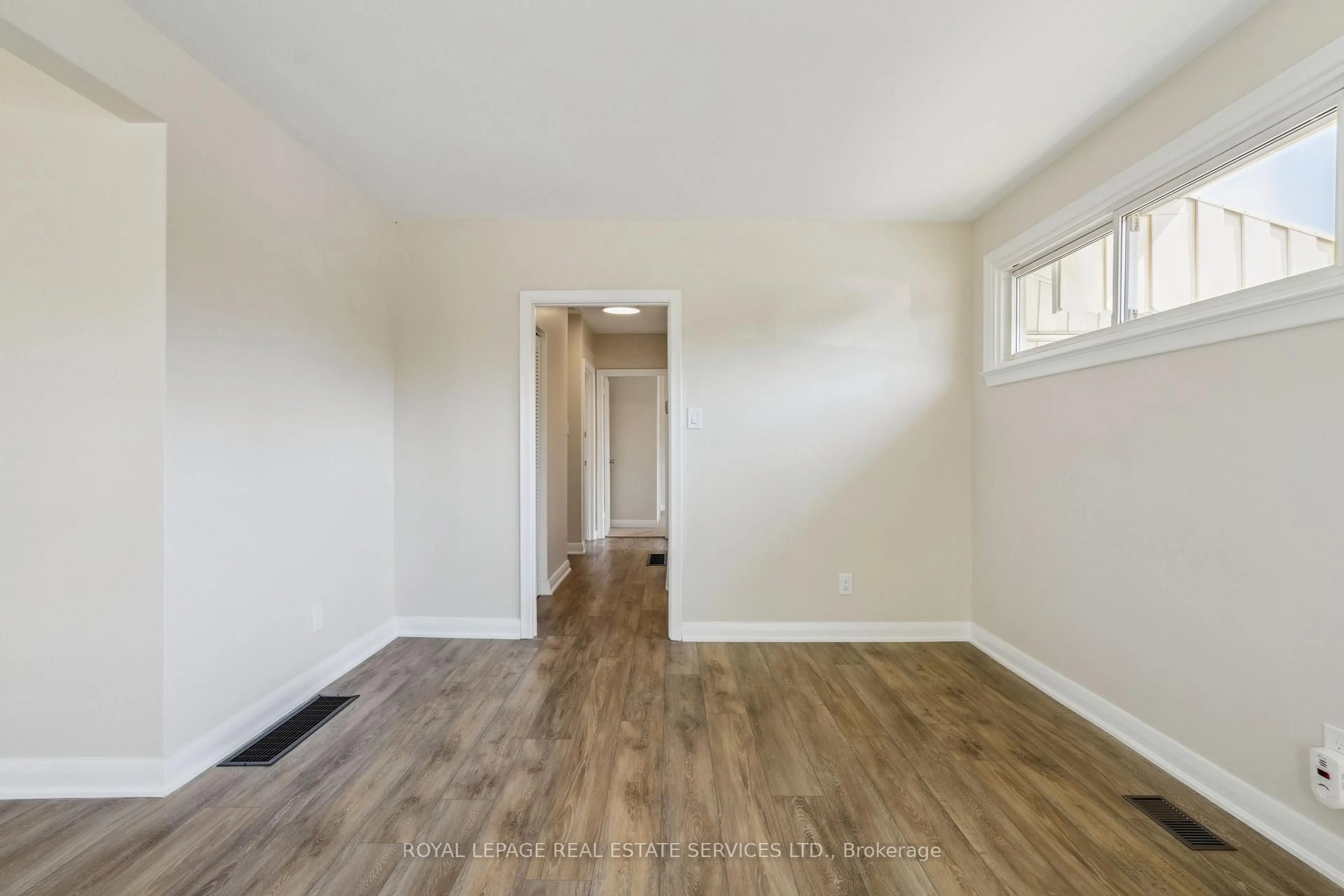 A pic of a room for 164 Mansfield Dr, Oakville Ontario L6H 1K4