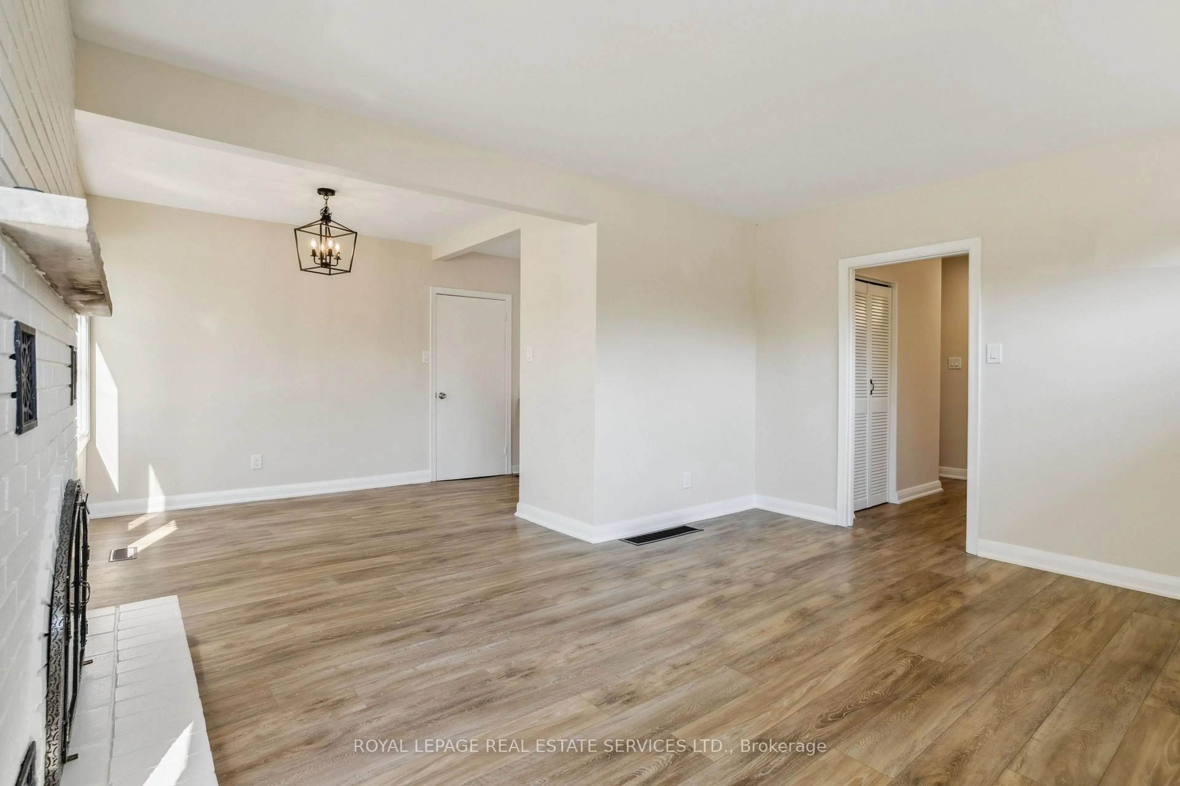 A pic of a room for 164 Mansfield Dr, Oakville Ontario L6H 1K4