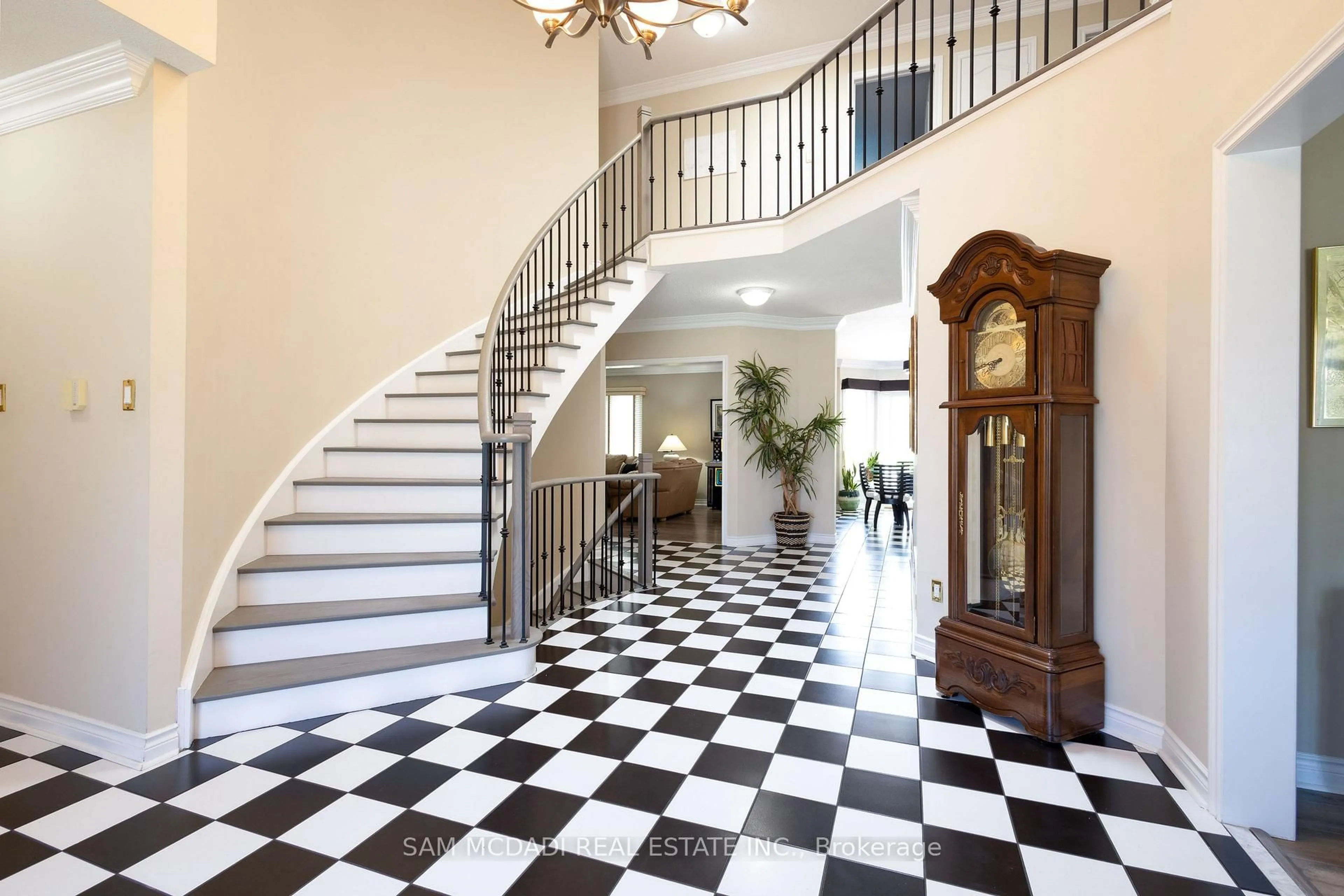 Indoor foyer for 5465 Shorecrest Cres, Mississauga Ontario L5M 4Y6