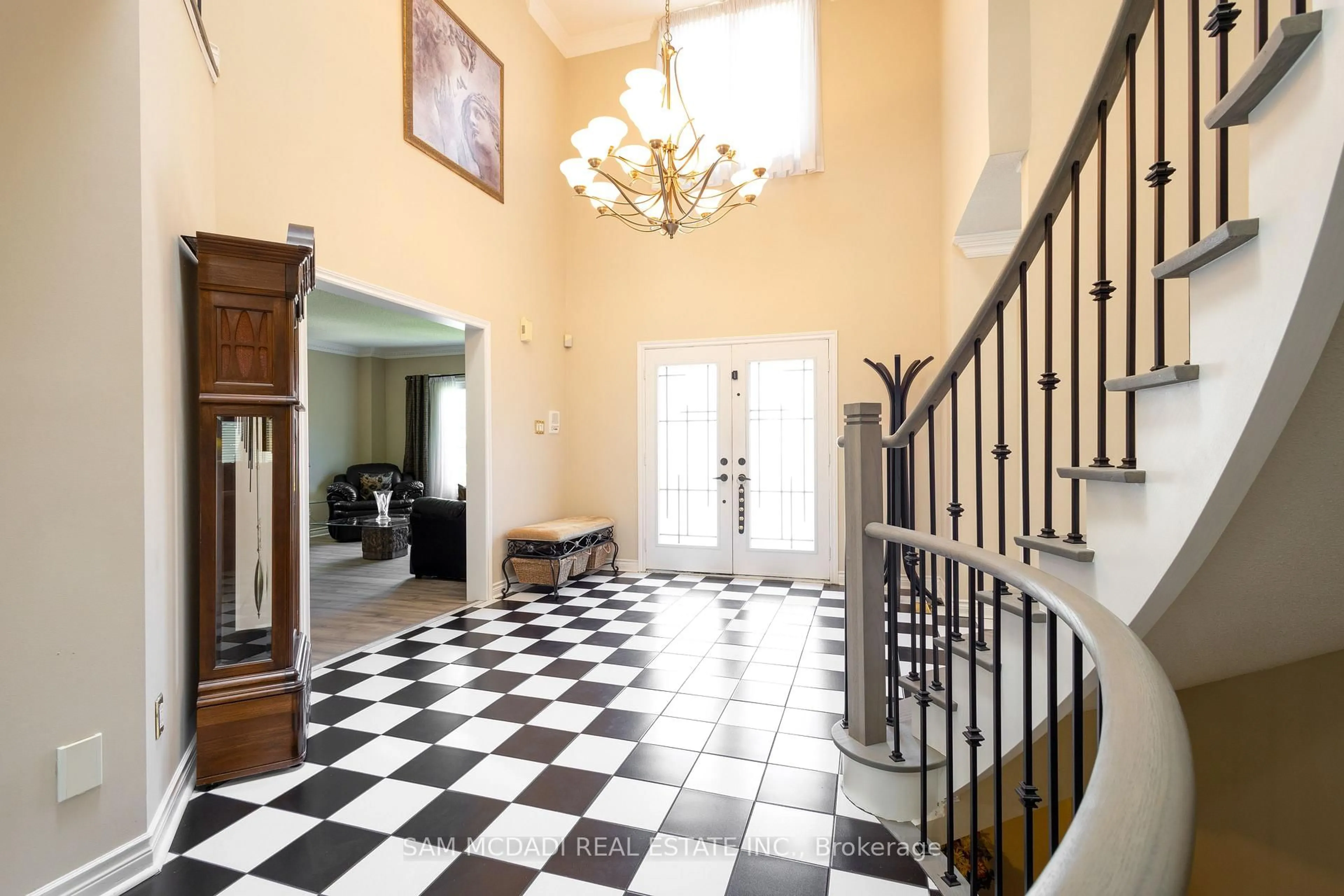 Indoor foyer for 5465 Shorecrest Cres, Mississauga Ontario L5M 4Y6