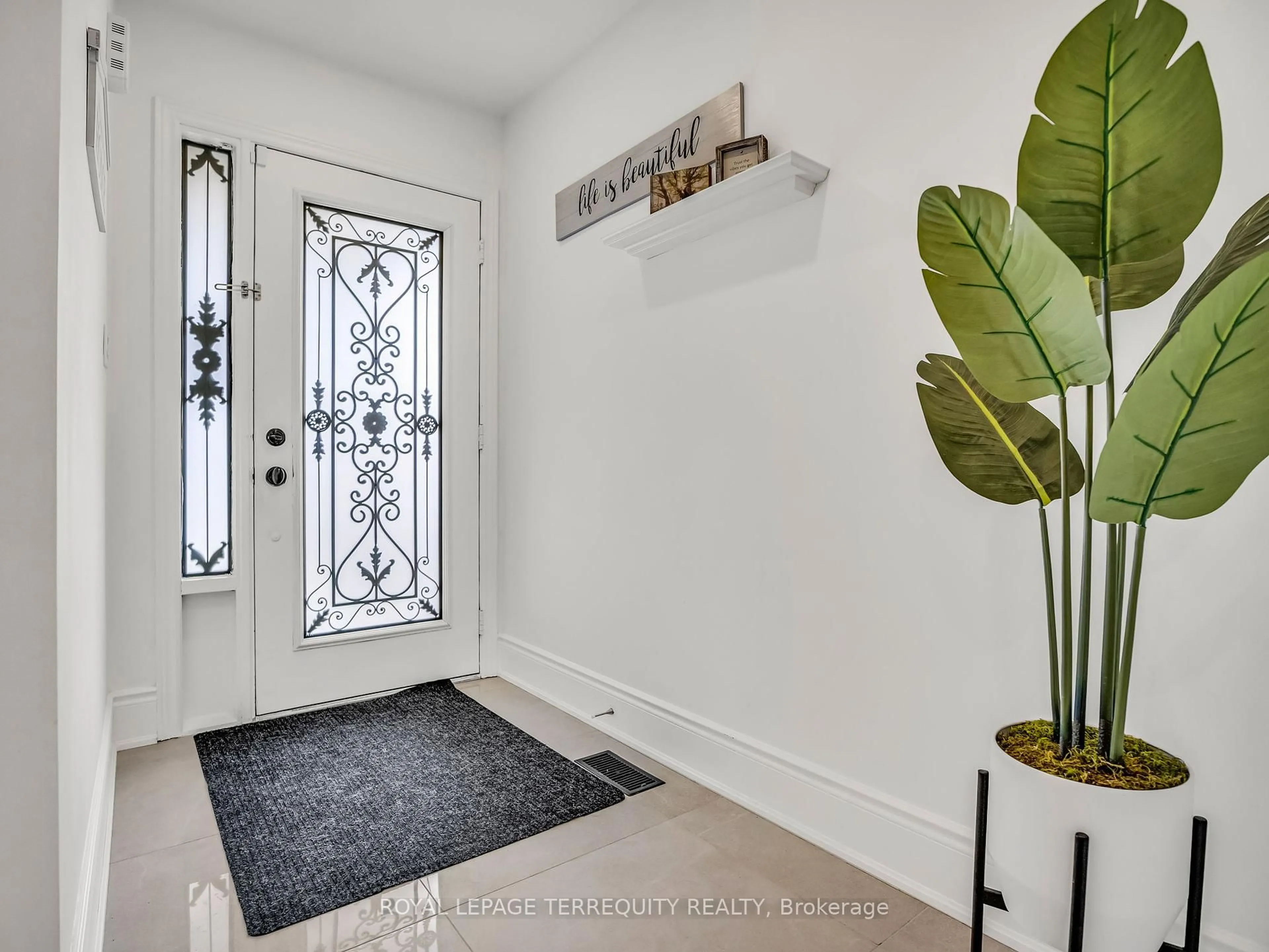 Indoor entryway for 13 Humbershed Cres, Caledon Ontario L7E 2X2