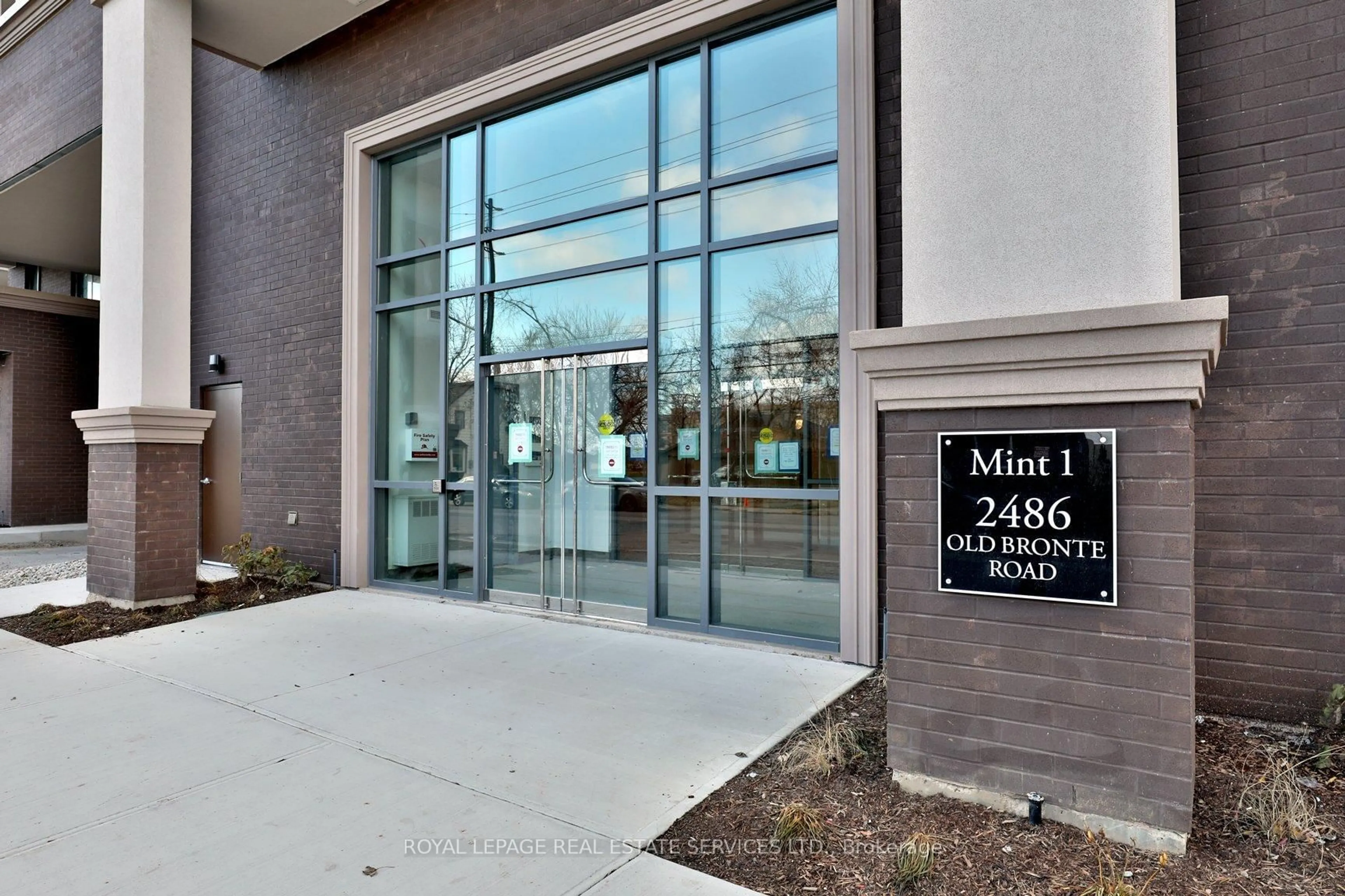 Indoor foyer for 2486 Old Bronte Rd #809, Oakville Ontario L6M 4J2