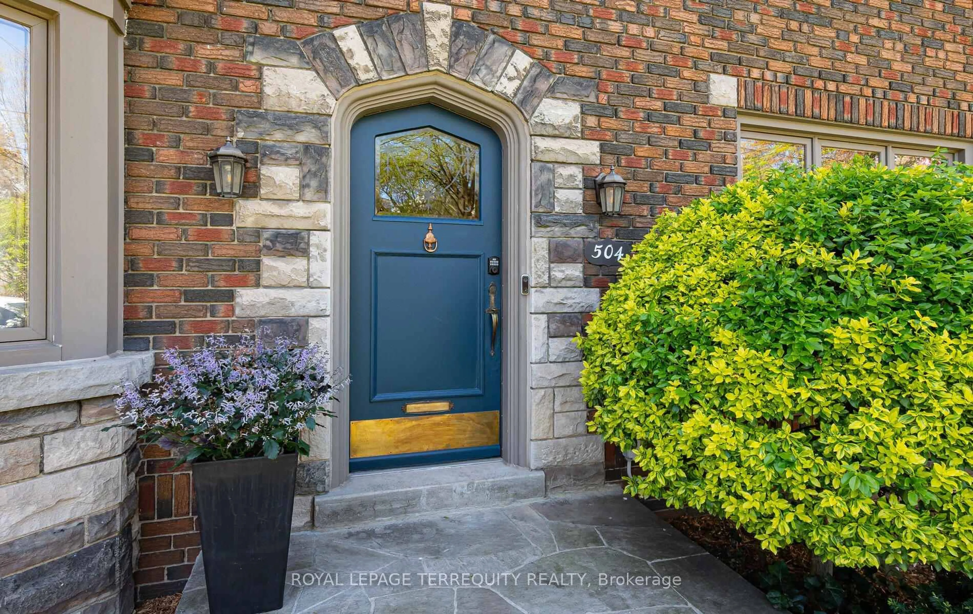 Indoor entryway for 504 Riverside Dr, Toronto Ontario M6S 4B5