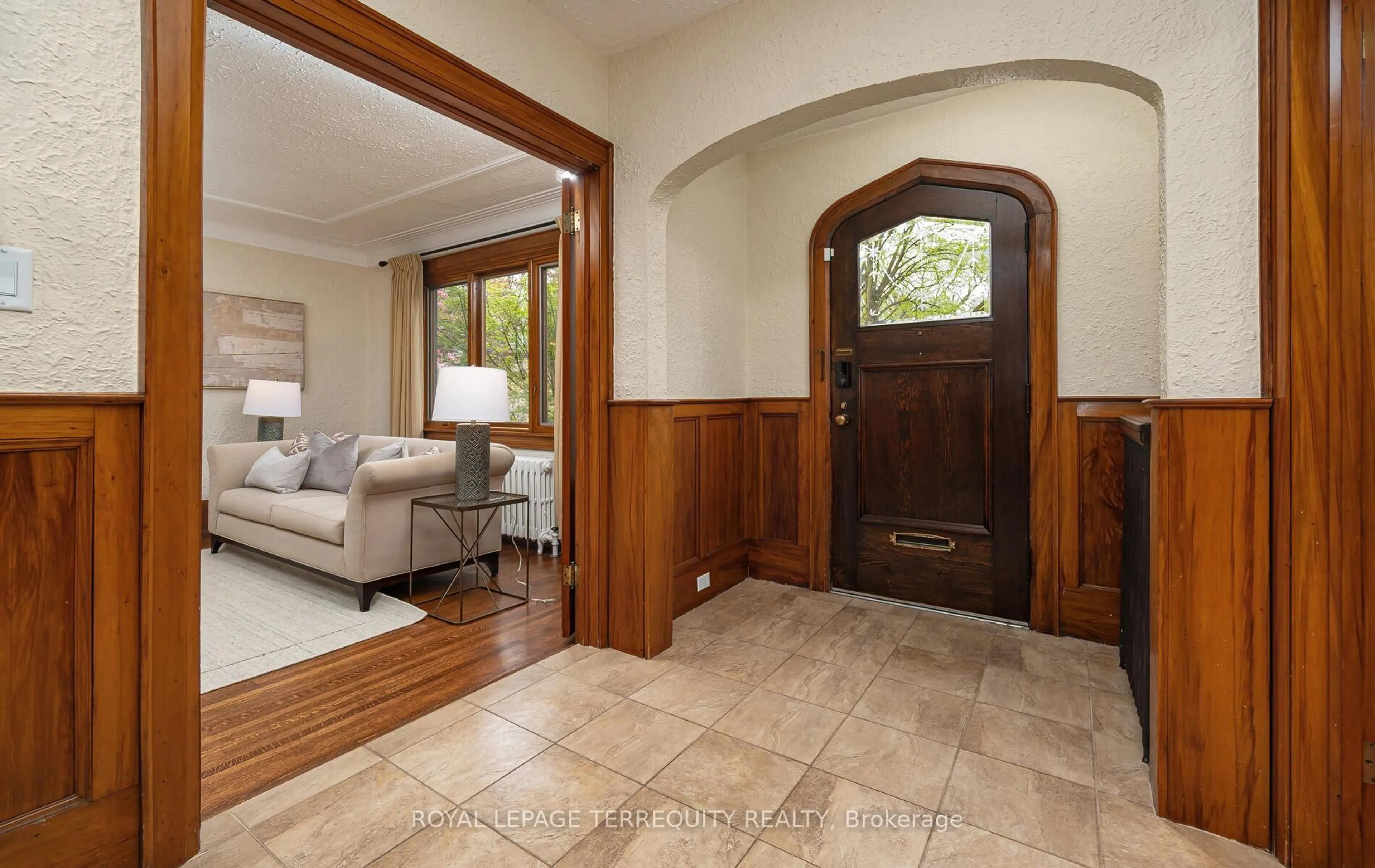 Indoor entryway for 504 Riverside Dr, Toronto Ontario M6S 4B5